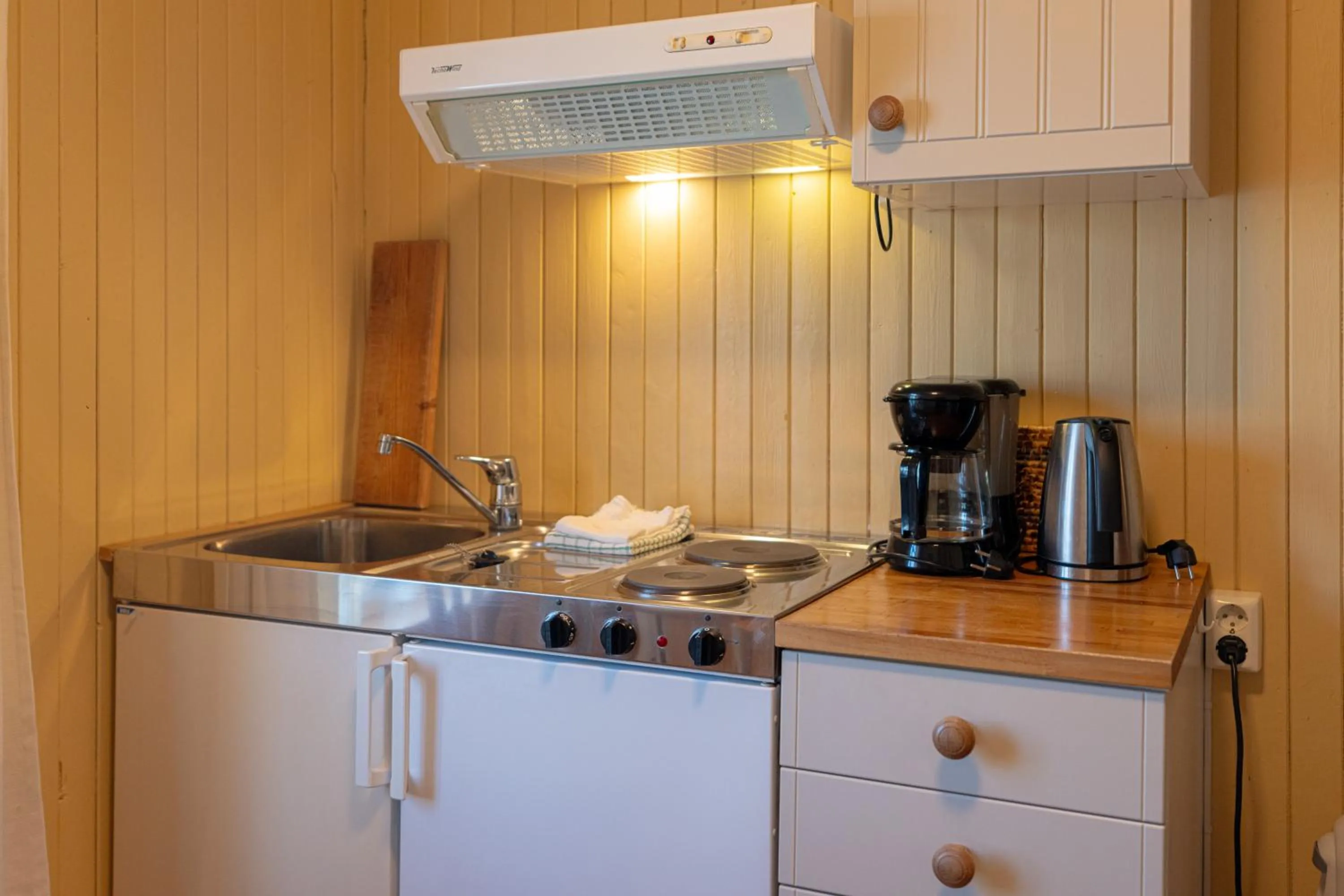 Kitchen or kitchenette in Henningsvær Rorbuer