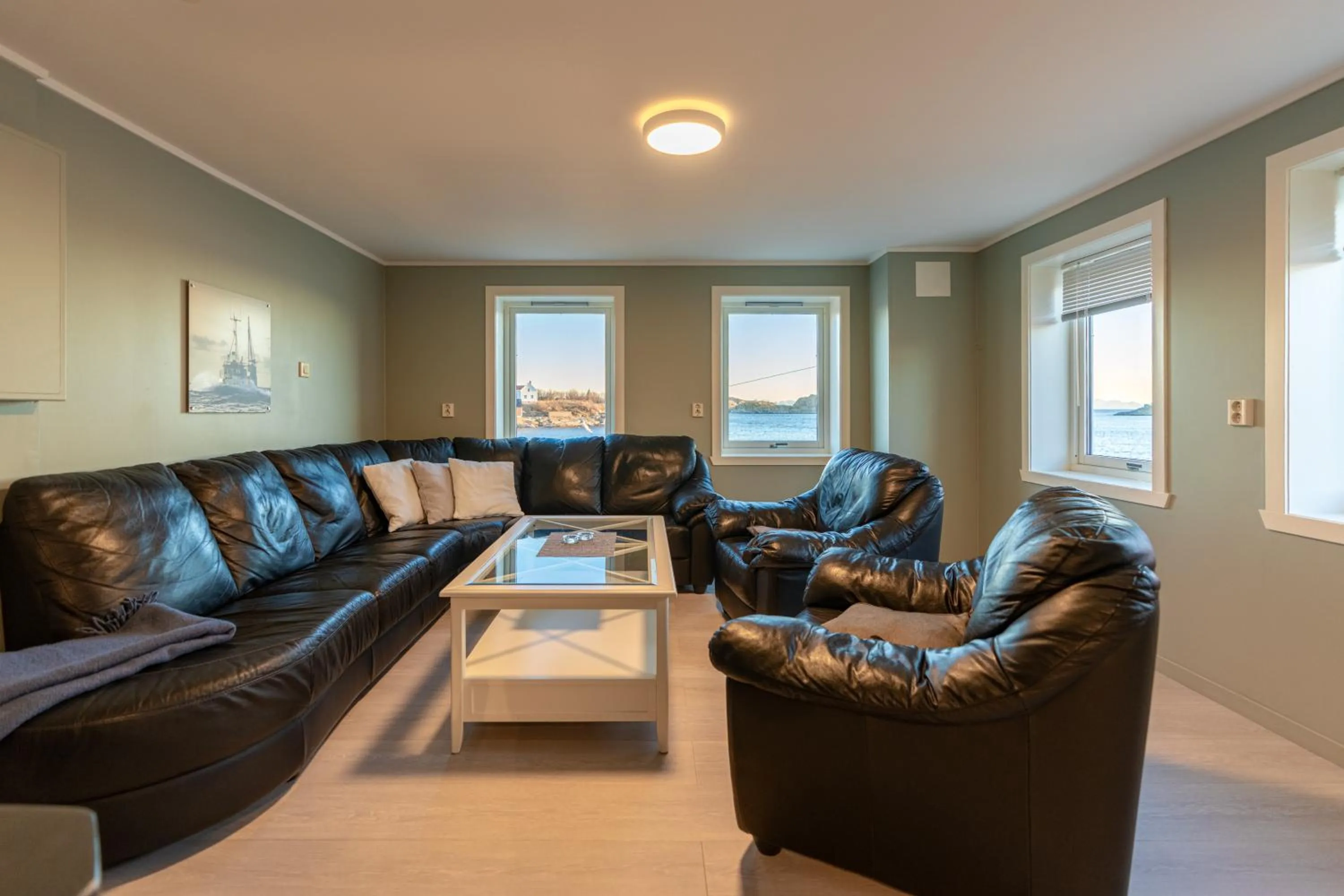 Living room in Henningsvær Rorbuer