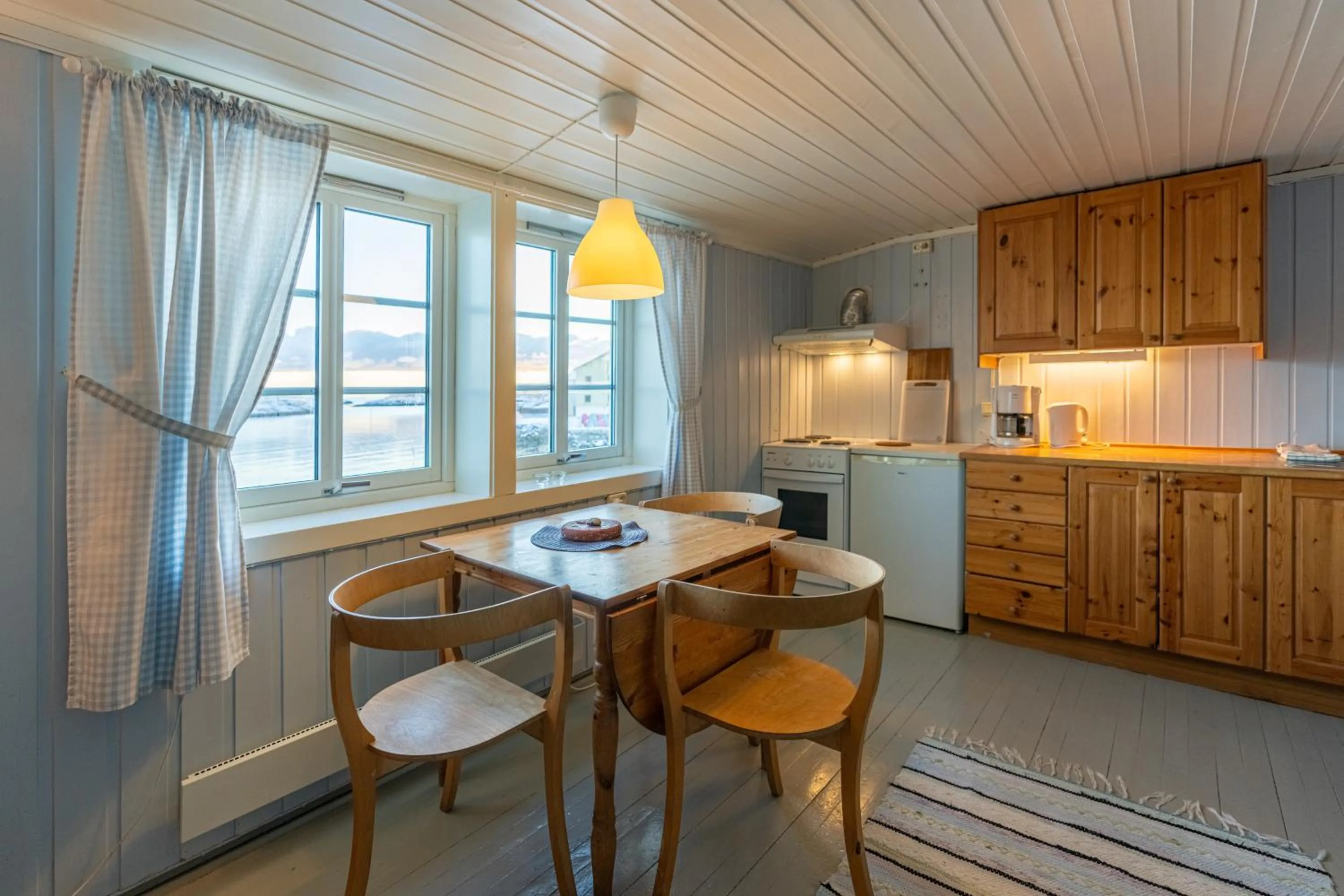 Kitchen or kitchenette in Henningsvær Rorbuer
