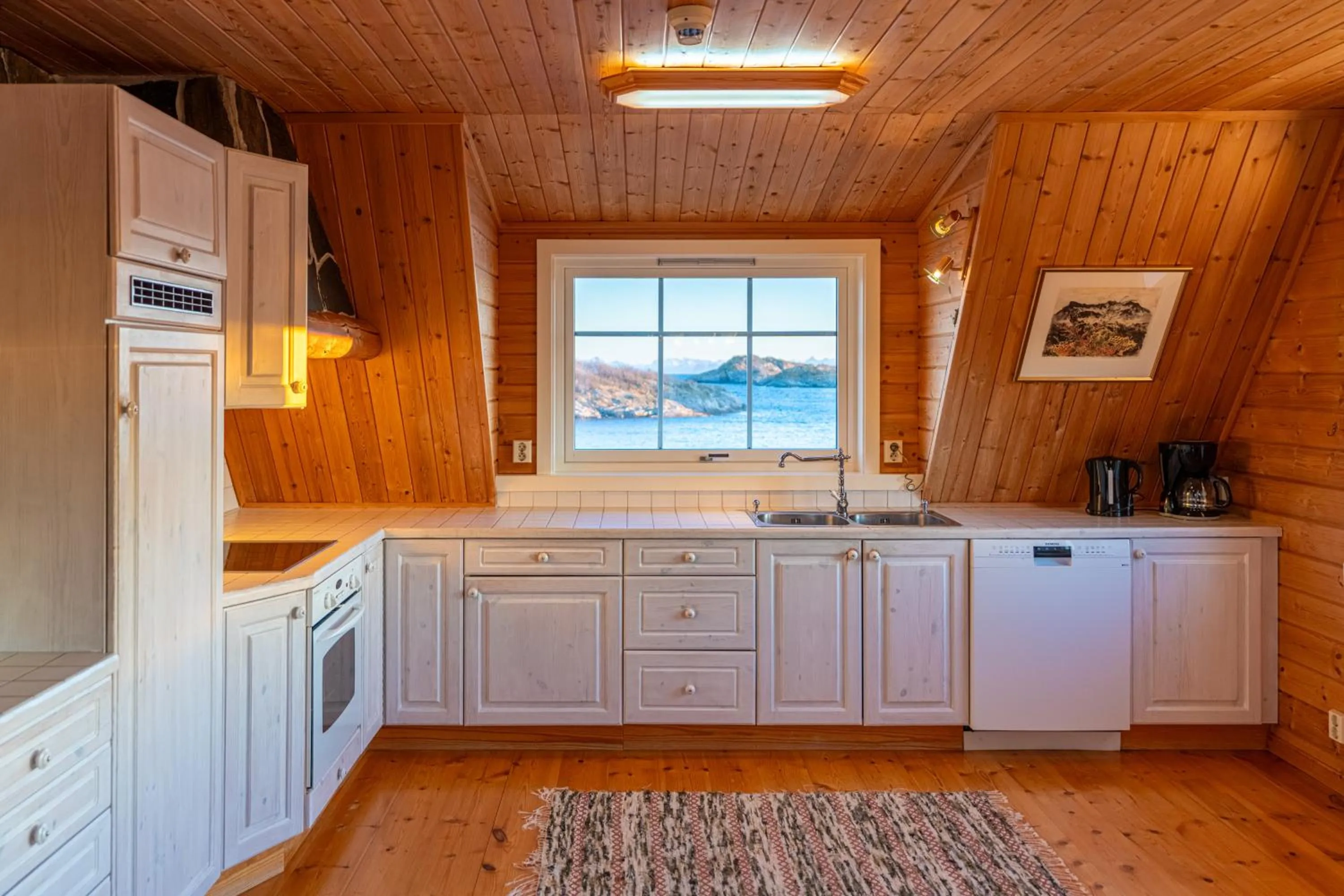 Kitchen or kitchenette in Henningsvær Rorbuer