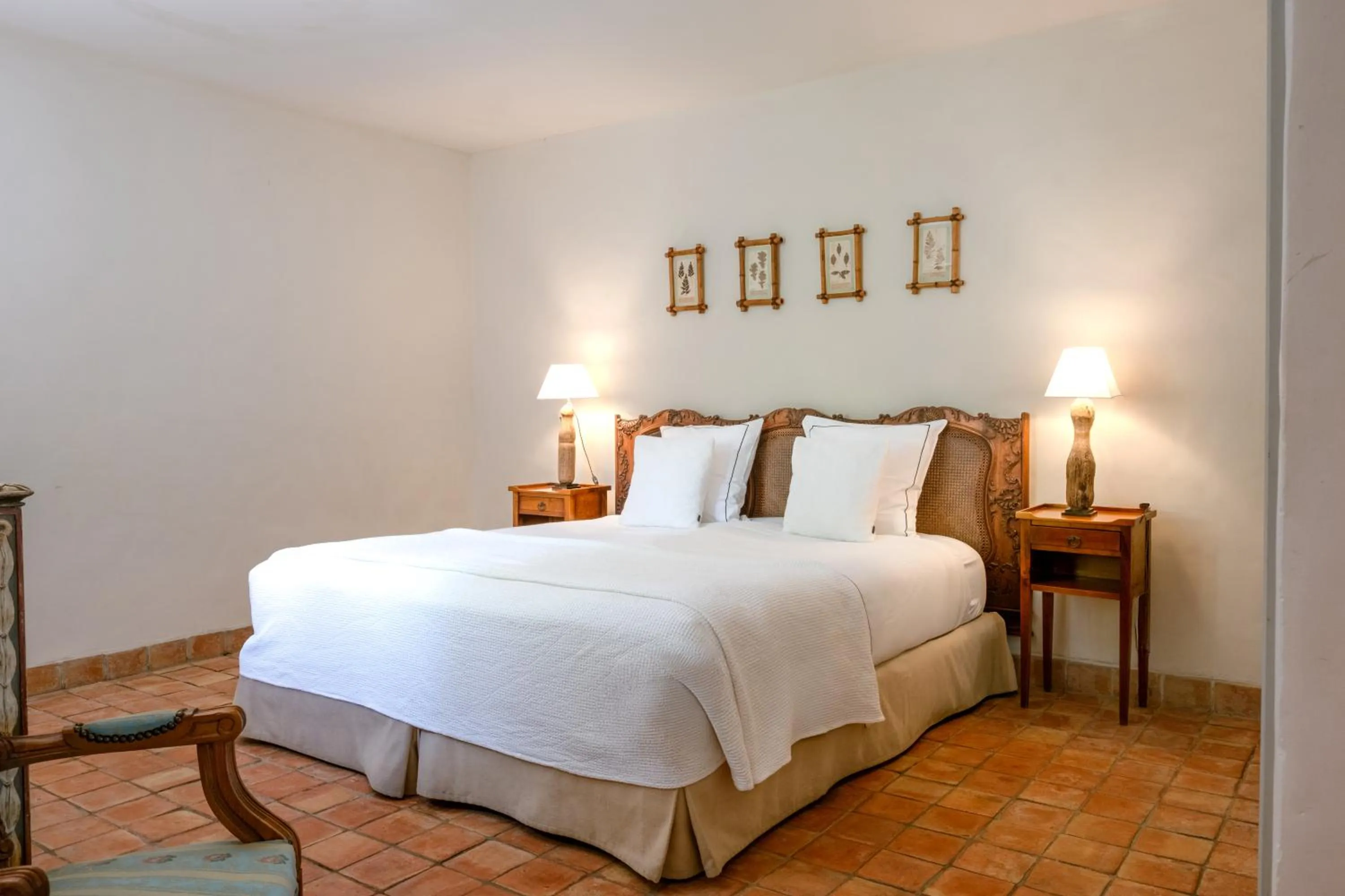 Photo of the whole room, Bed in Auberge Ostapé