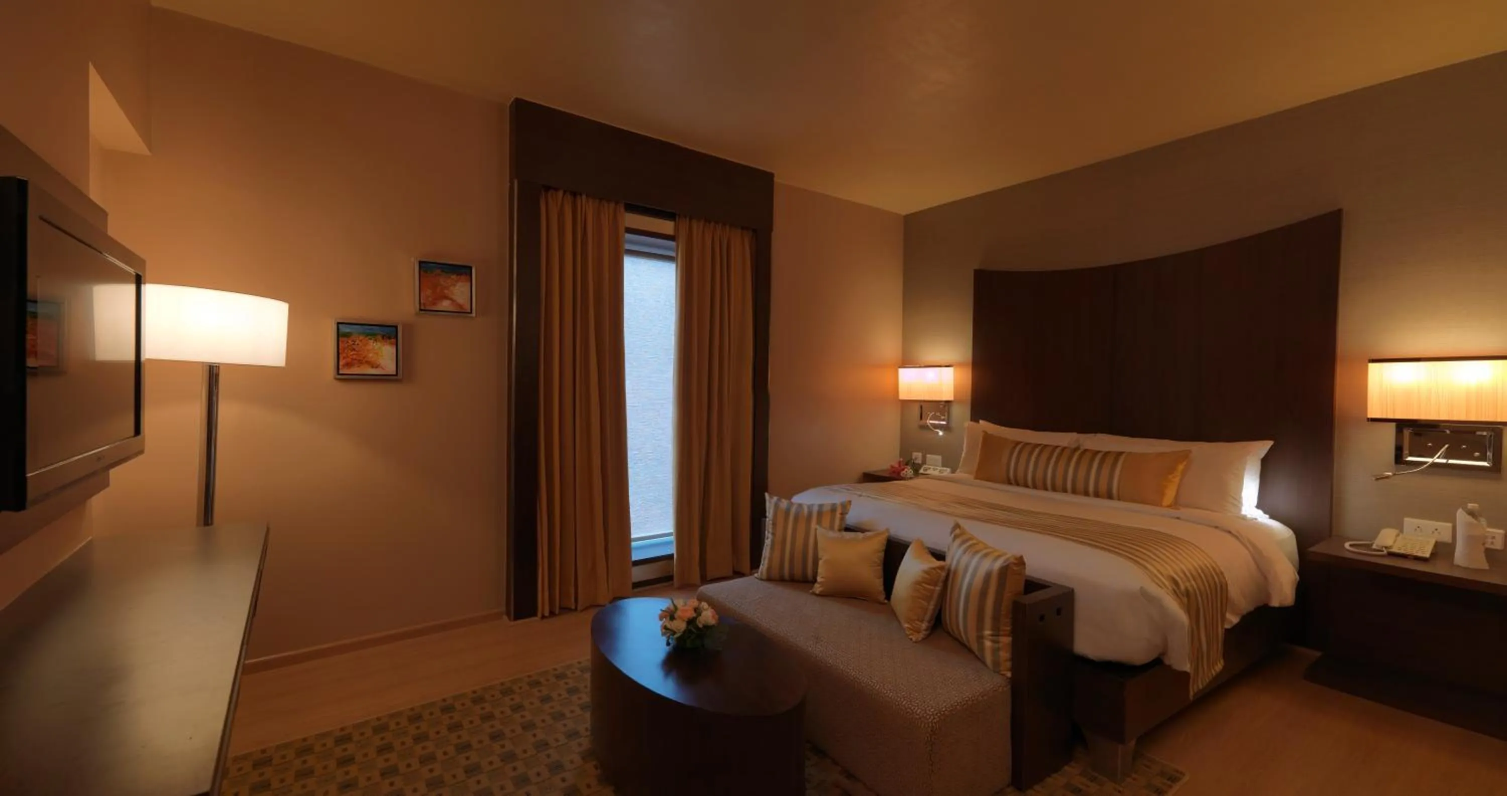 Photo of the whole room, Bed in The Quorum