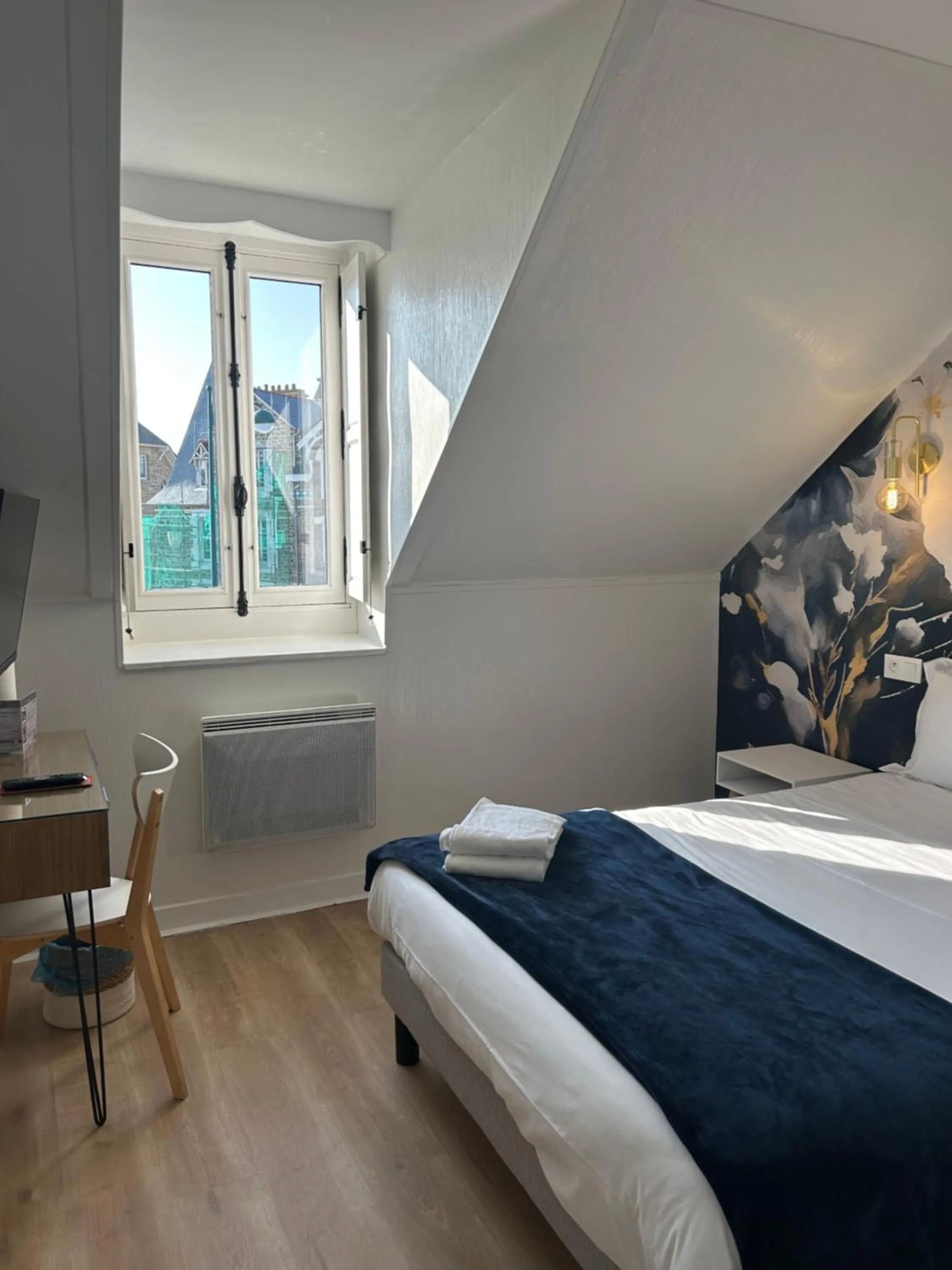 Photo of the whole room, Bed in Hotel Eden