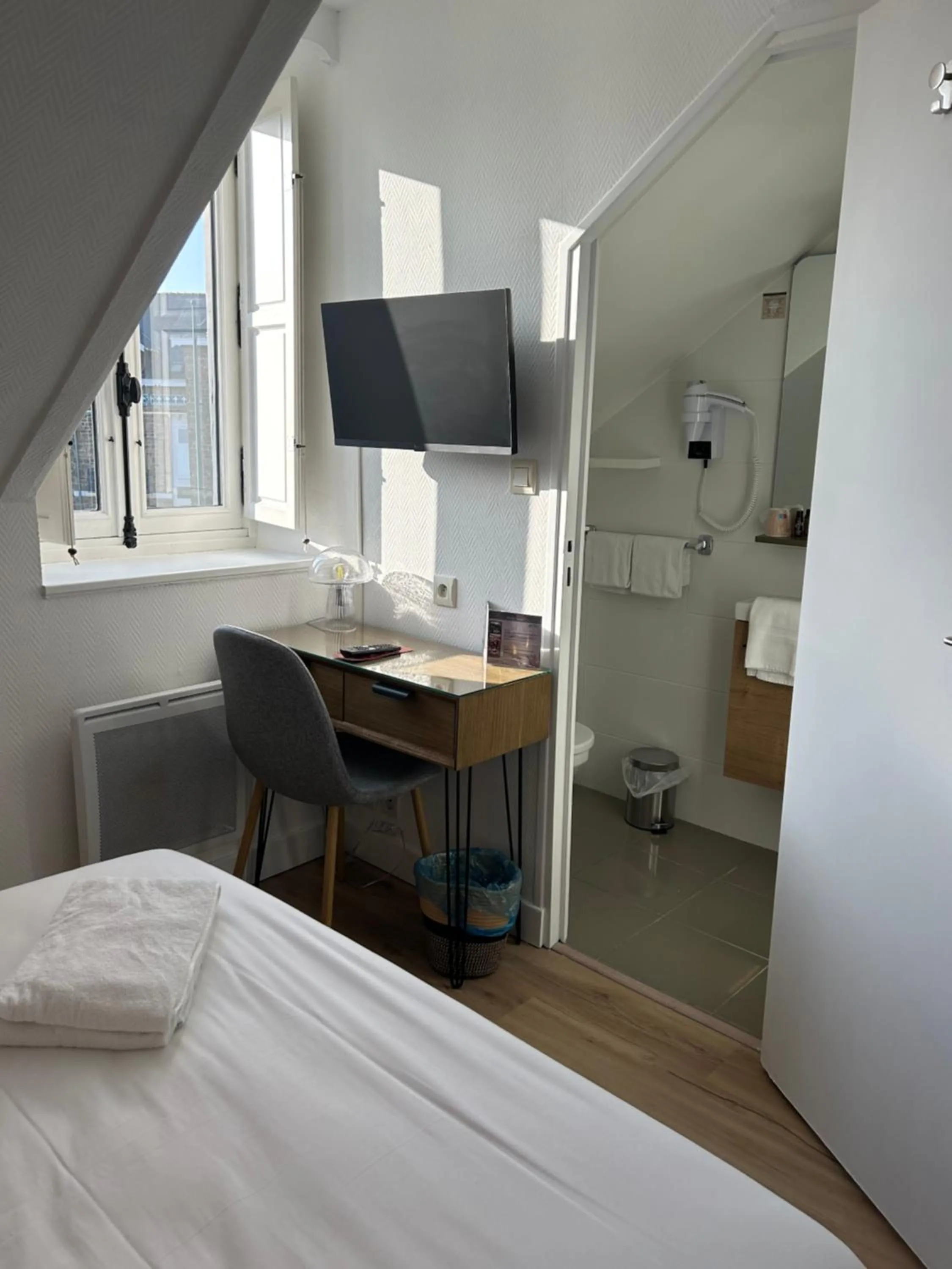 Photo of the whole room, Bed in Hotel Eden