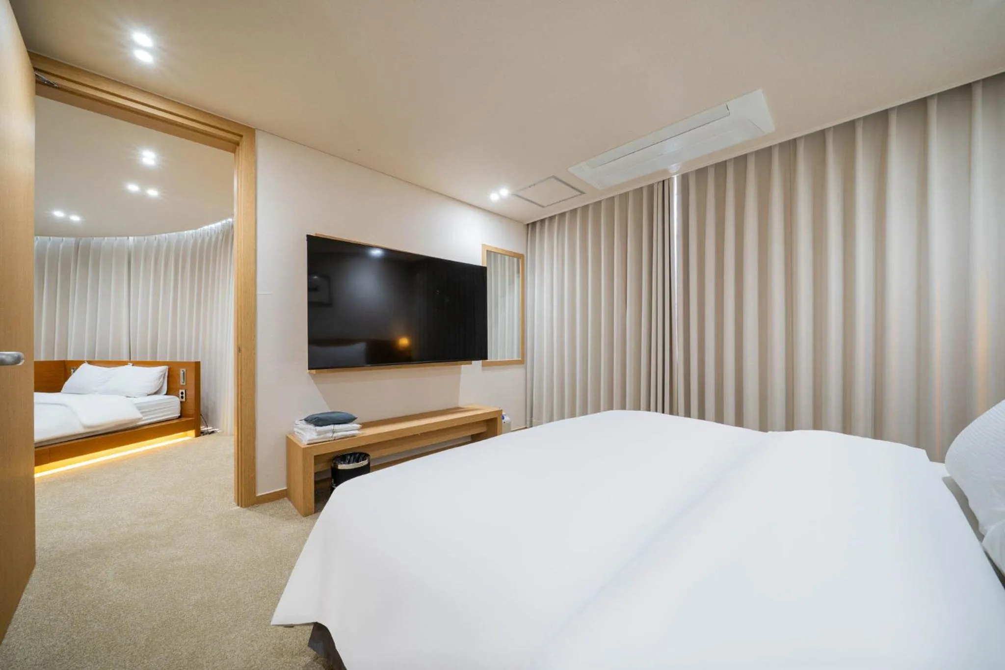 Bed in Benikea Hotel Bizinn