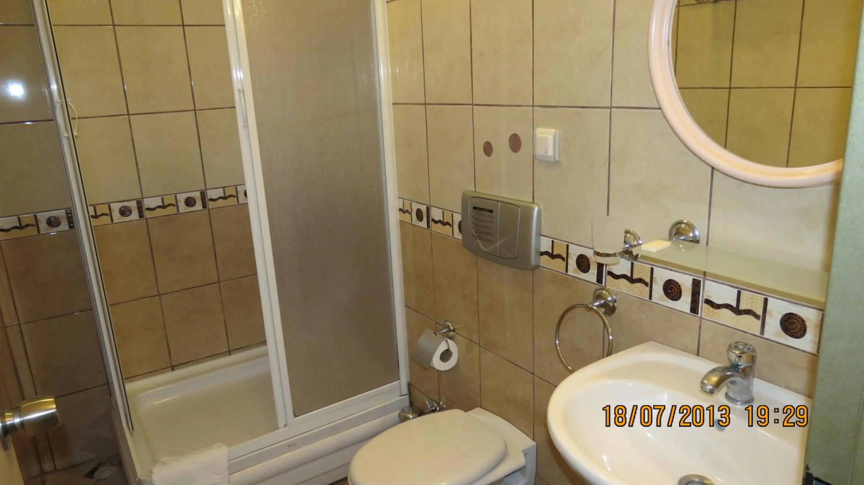 Bathroom in Arya Otel