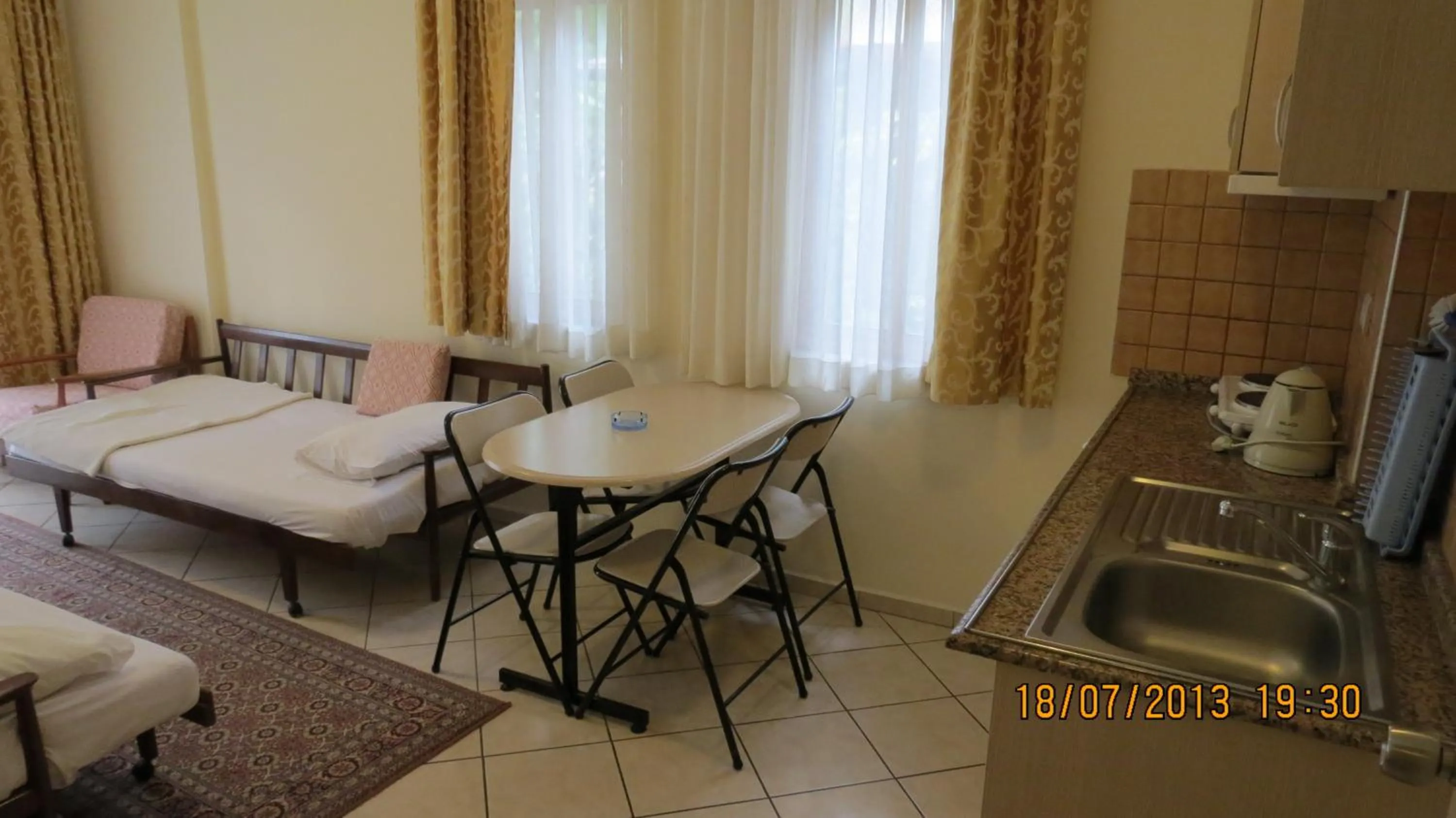 Living room, Bed in Arya Otel