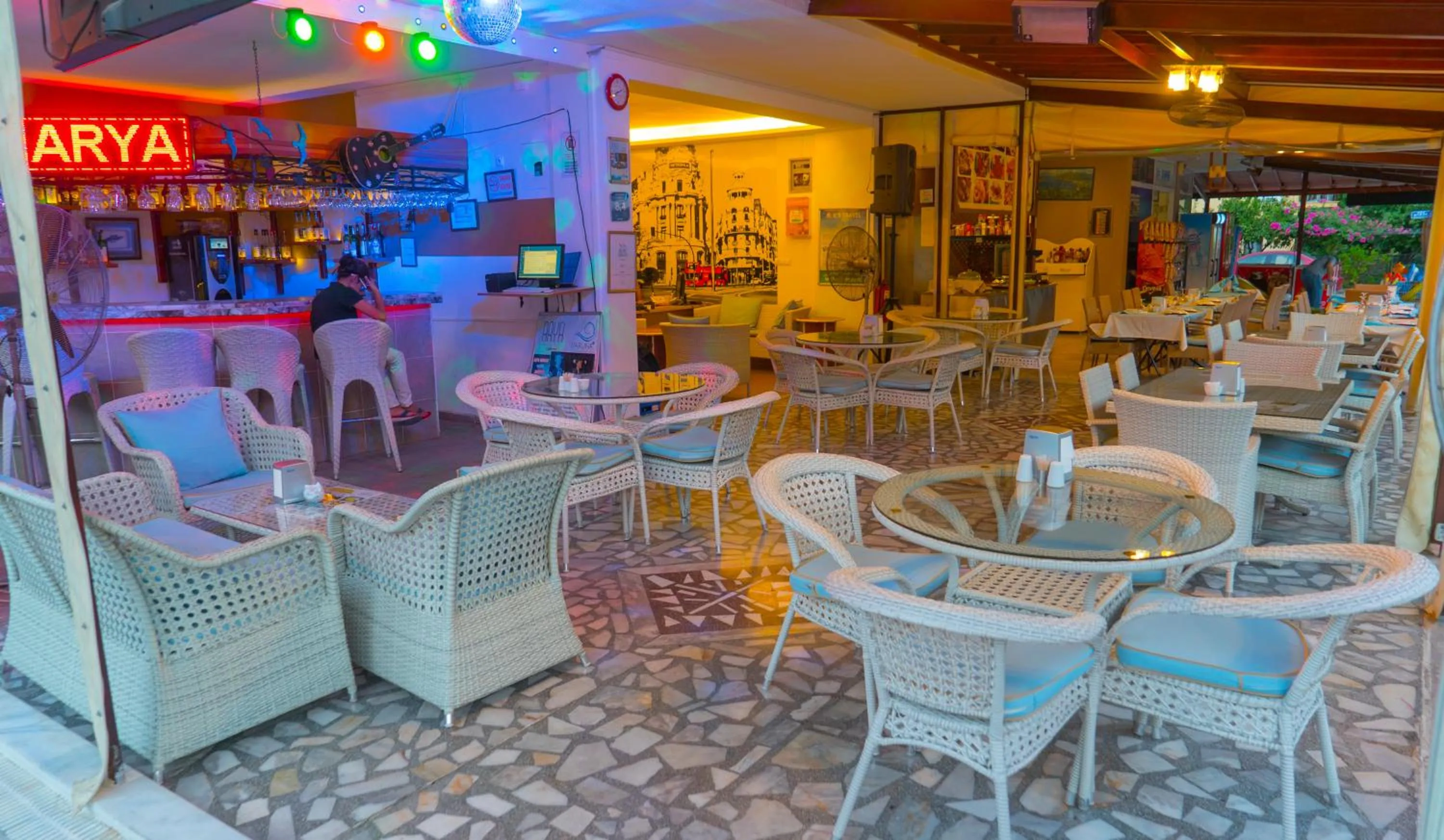 Restaurant/places to eat in Arya Otel