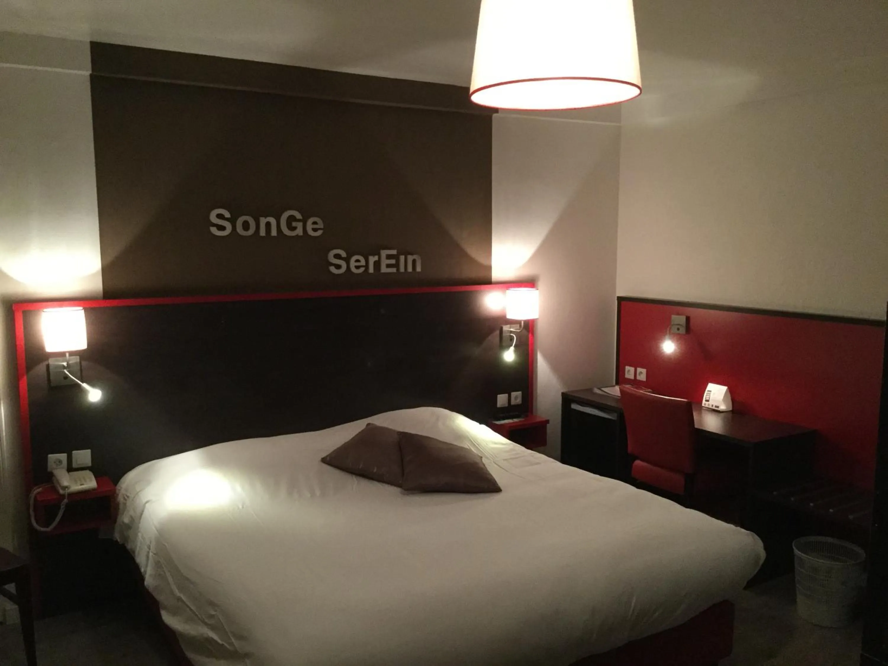 Bed in The Originals City, Hôtel Le Cheval Rouge, Tours Ouest