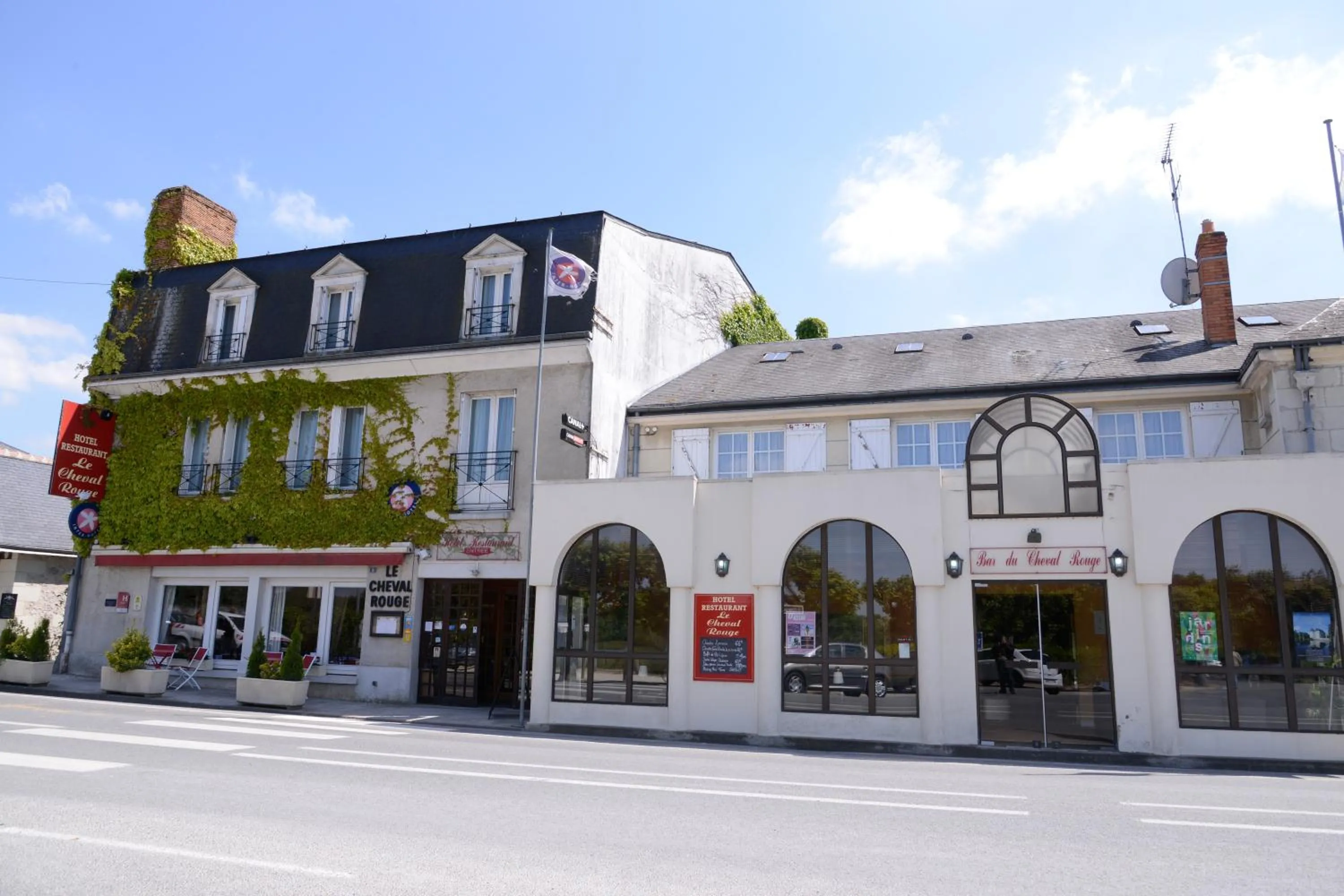 Facade/entrance in The Originals City, Hôtel Le Cheval Rouge, Tours Ouest