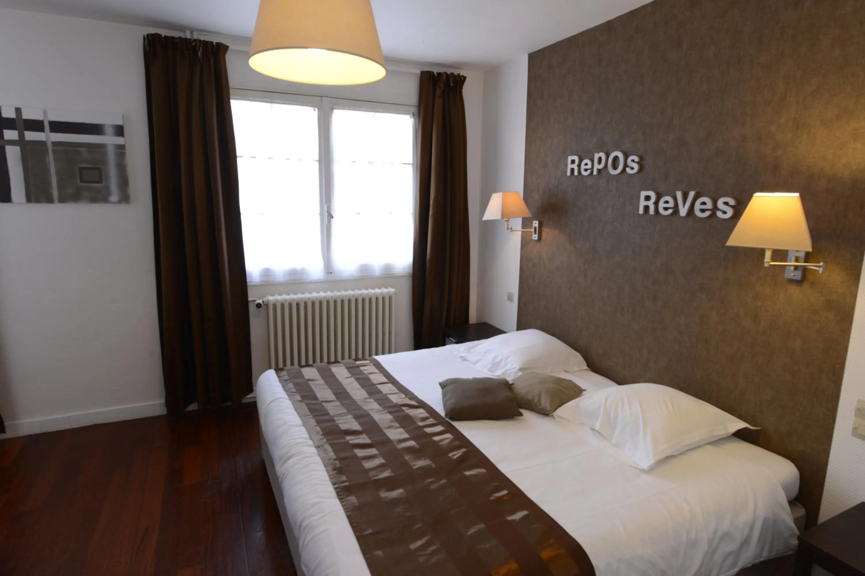 Day, Bed in The Originals City, Hôtel Le Cheval Rouge, Tours Ouest