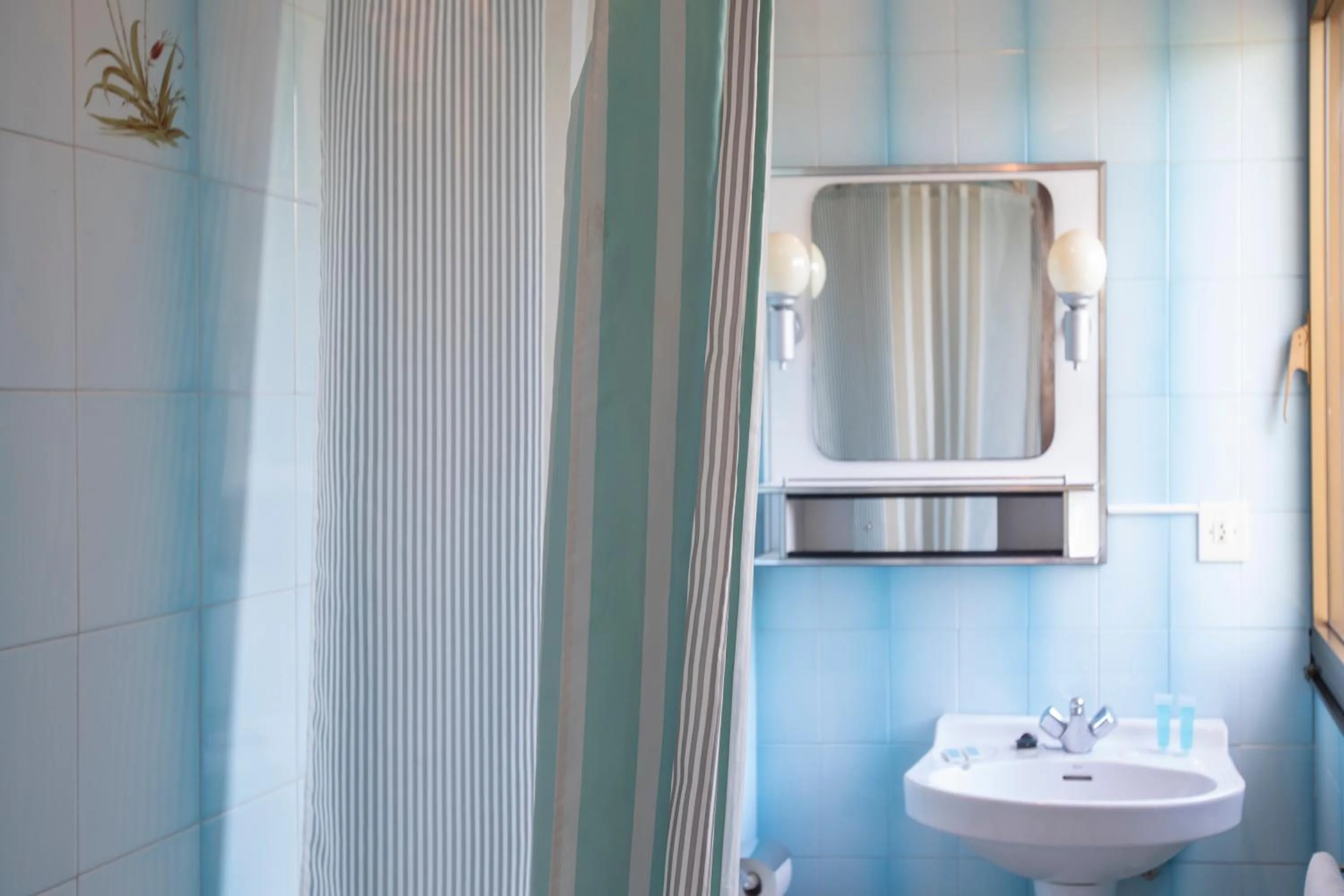 Bathroom in Hotel Leal - La Sirena