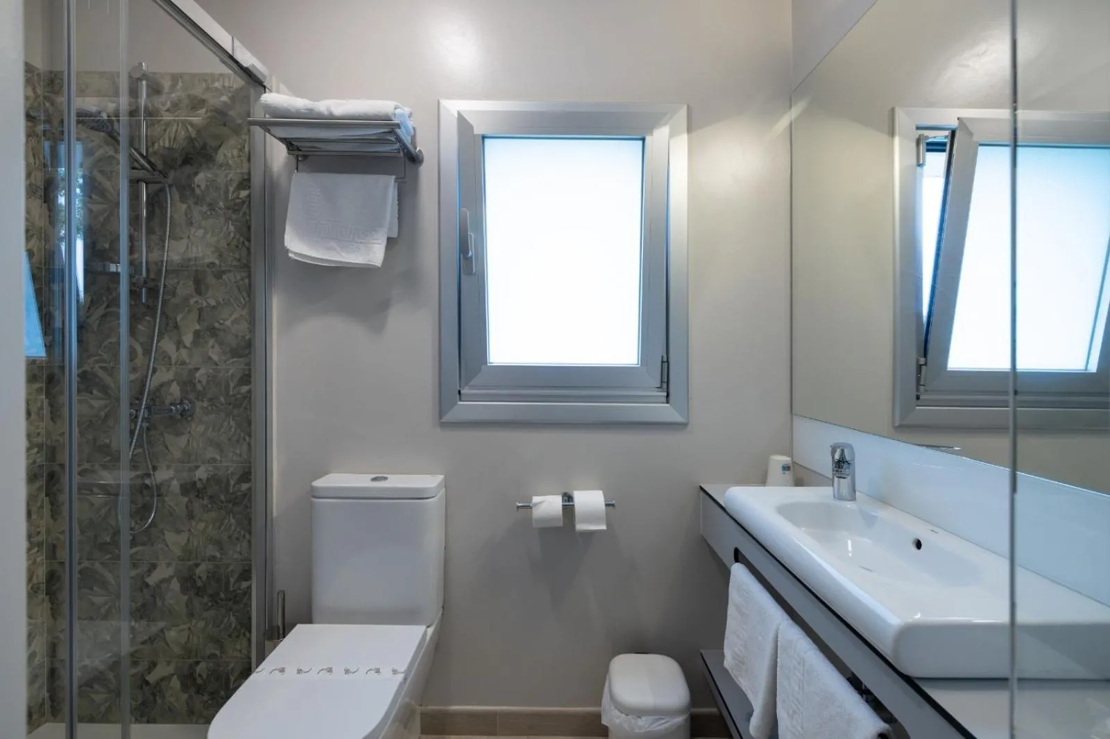 Shower in Hotel Leal - La Sirena