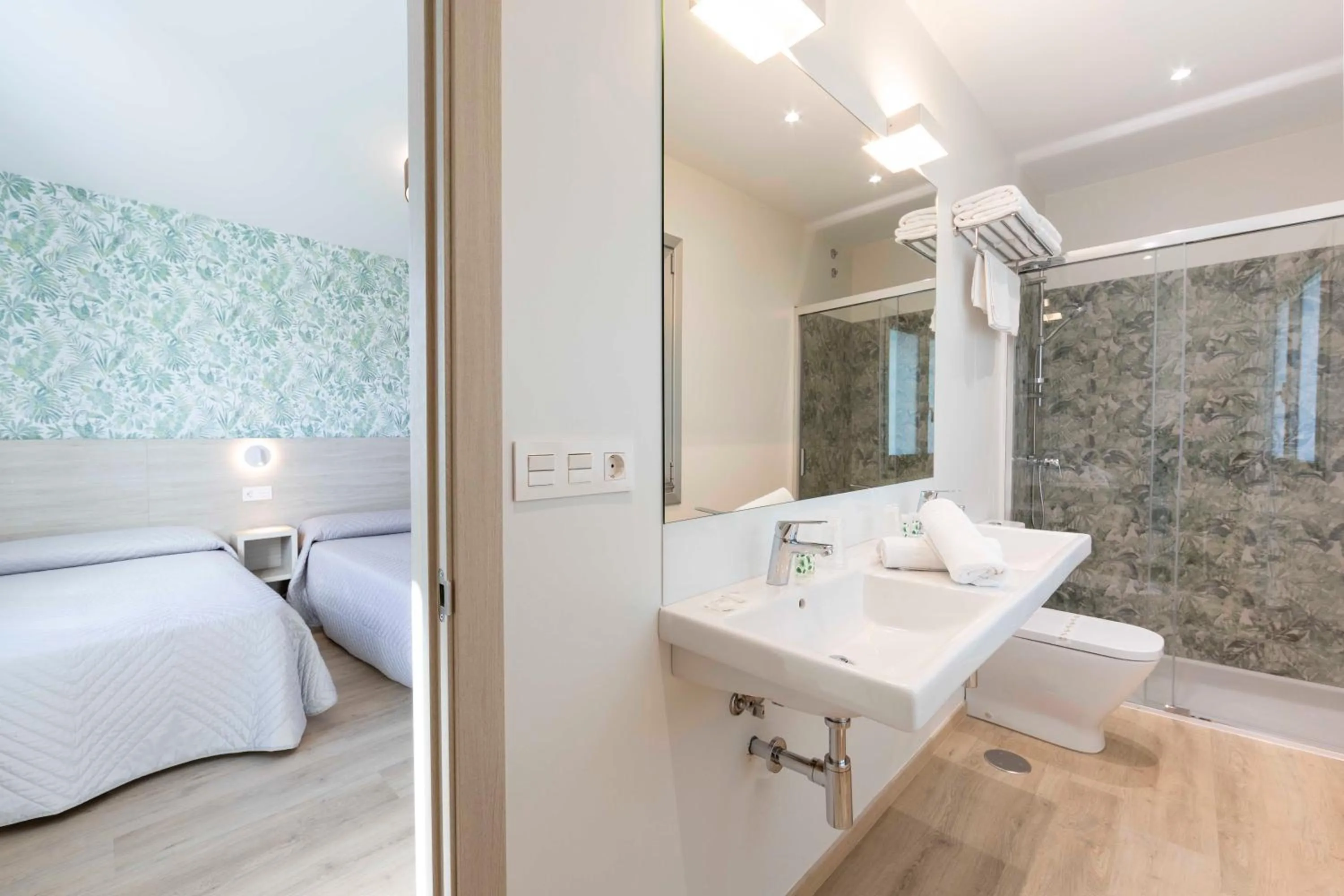 Shower, Bed in Hotel Leal - La Sirena