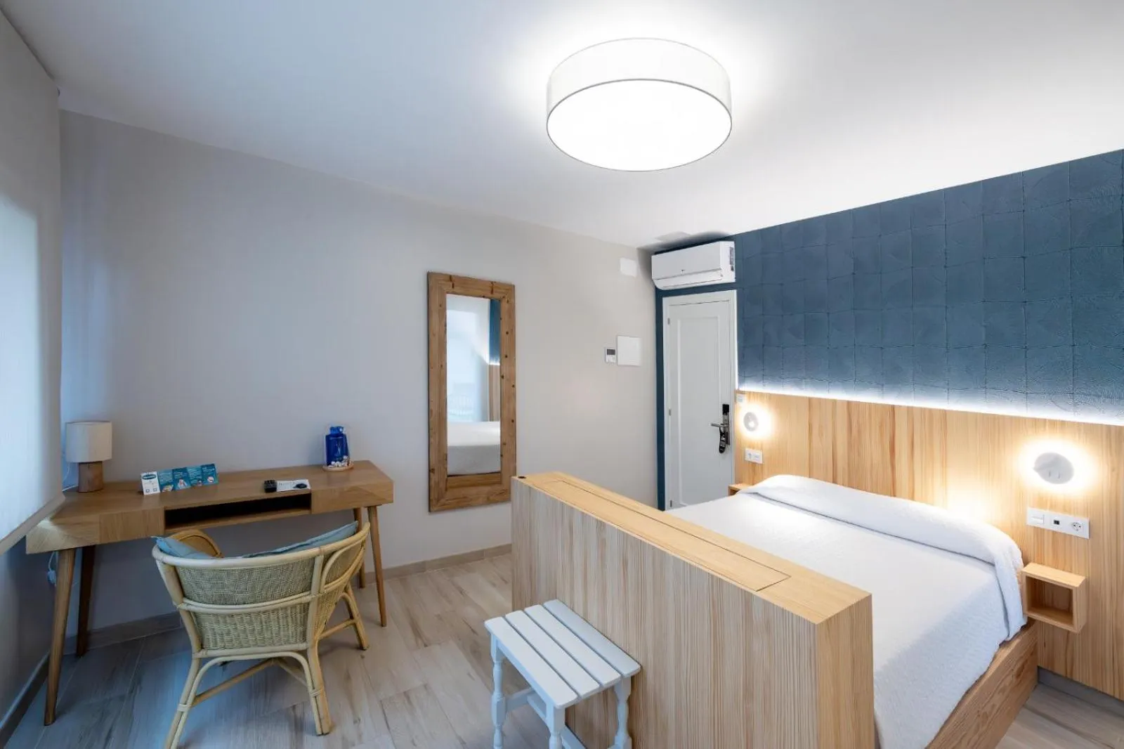 Bedroom, Bed in Hotel Leal - La Sirena