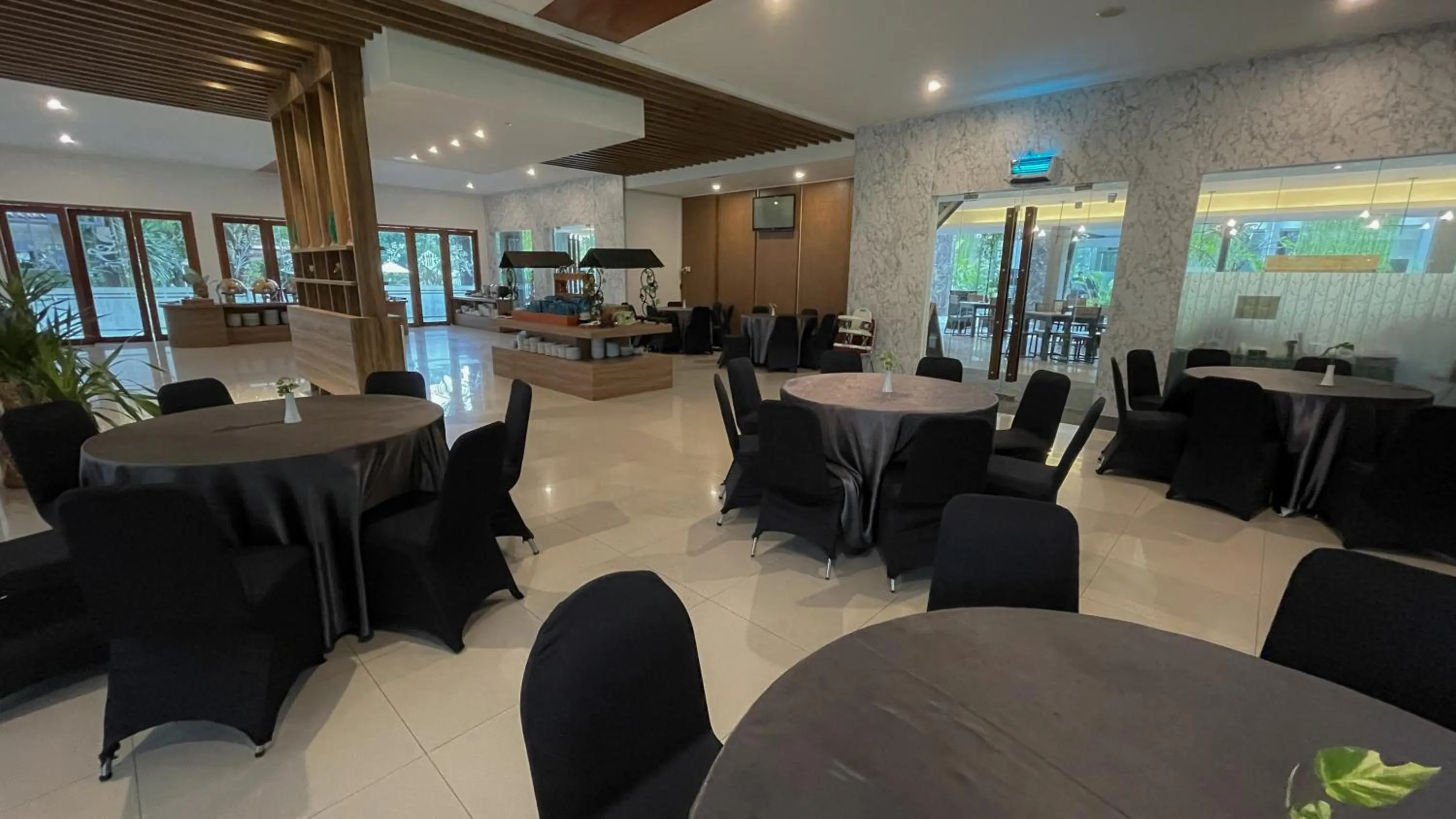 Restaurant/places to eat in LPP Garden Hotel