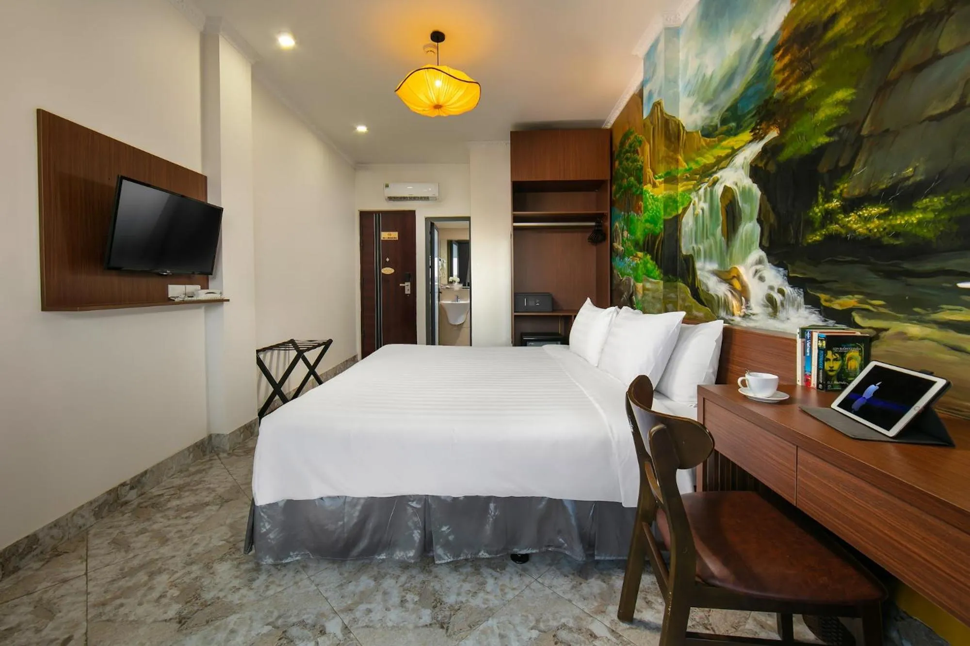 Photo of the whole room, Bed in Hanoi La Cascada House & Travel