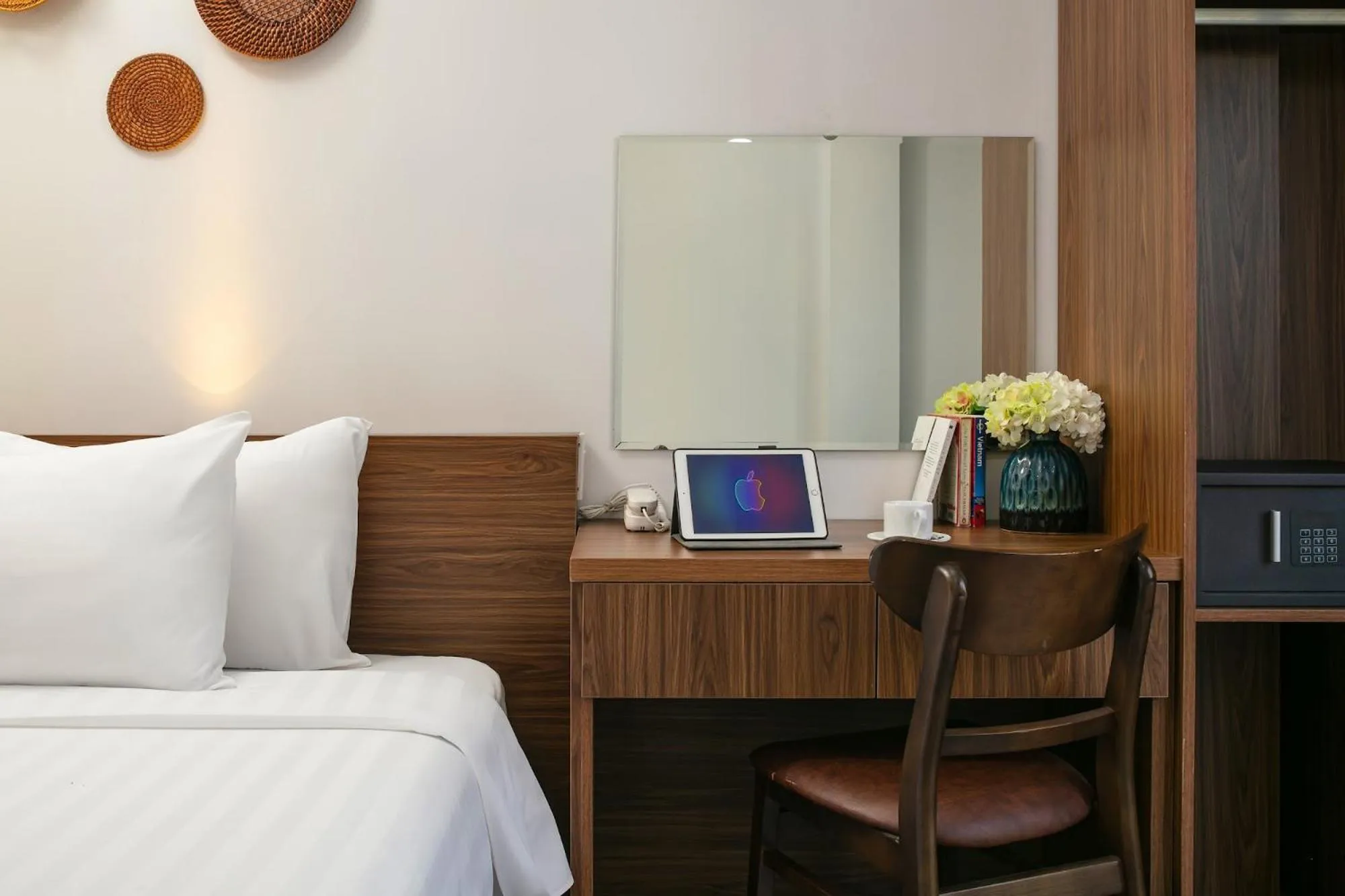 hair dresser, Bed in Hanoi La Cascada House & Travel