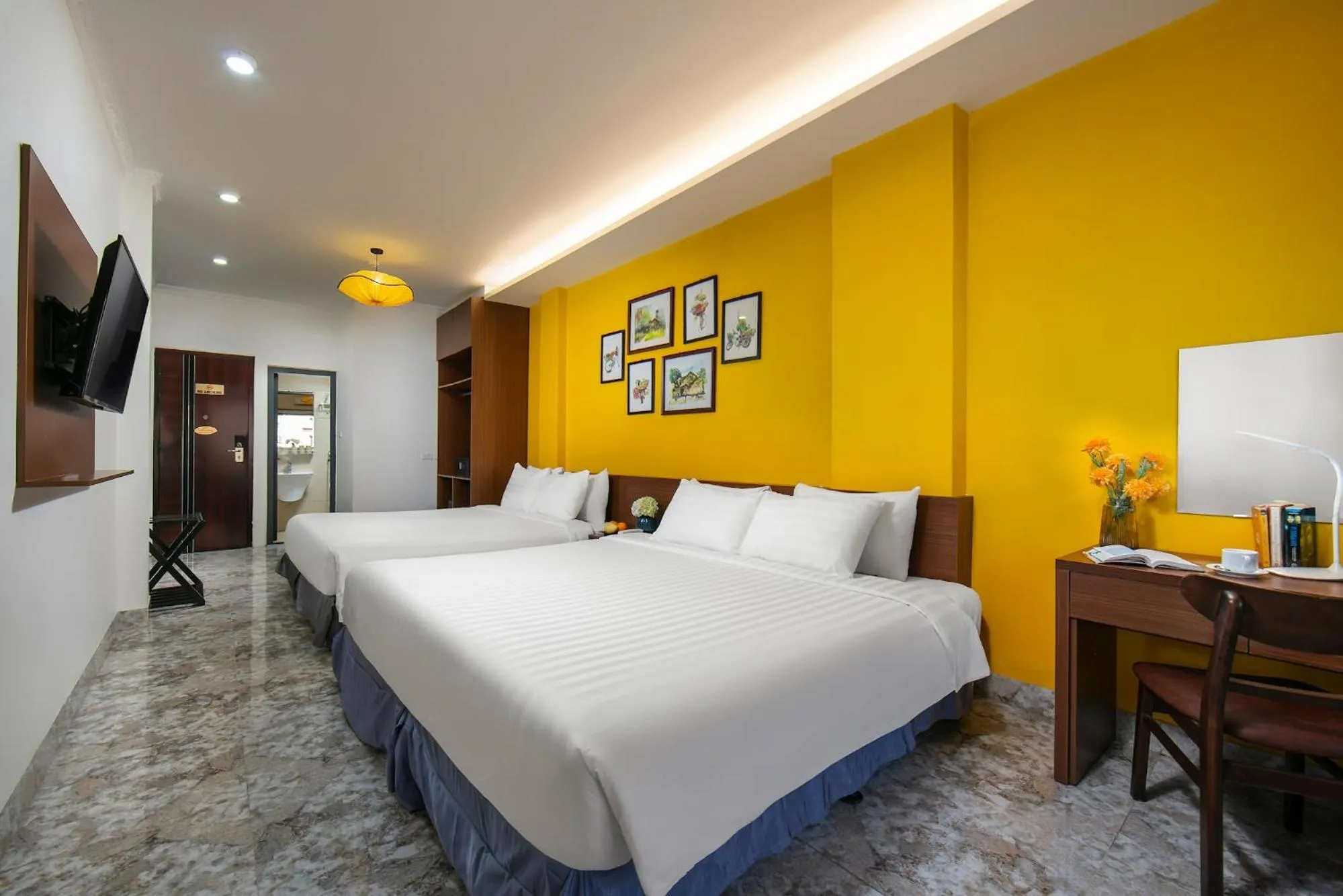 Photo of the whole room, Bed in Hanoi La Cascada House & Travel