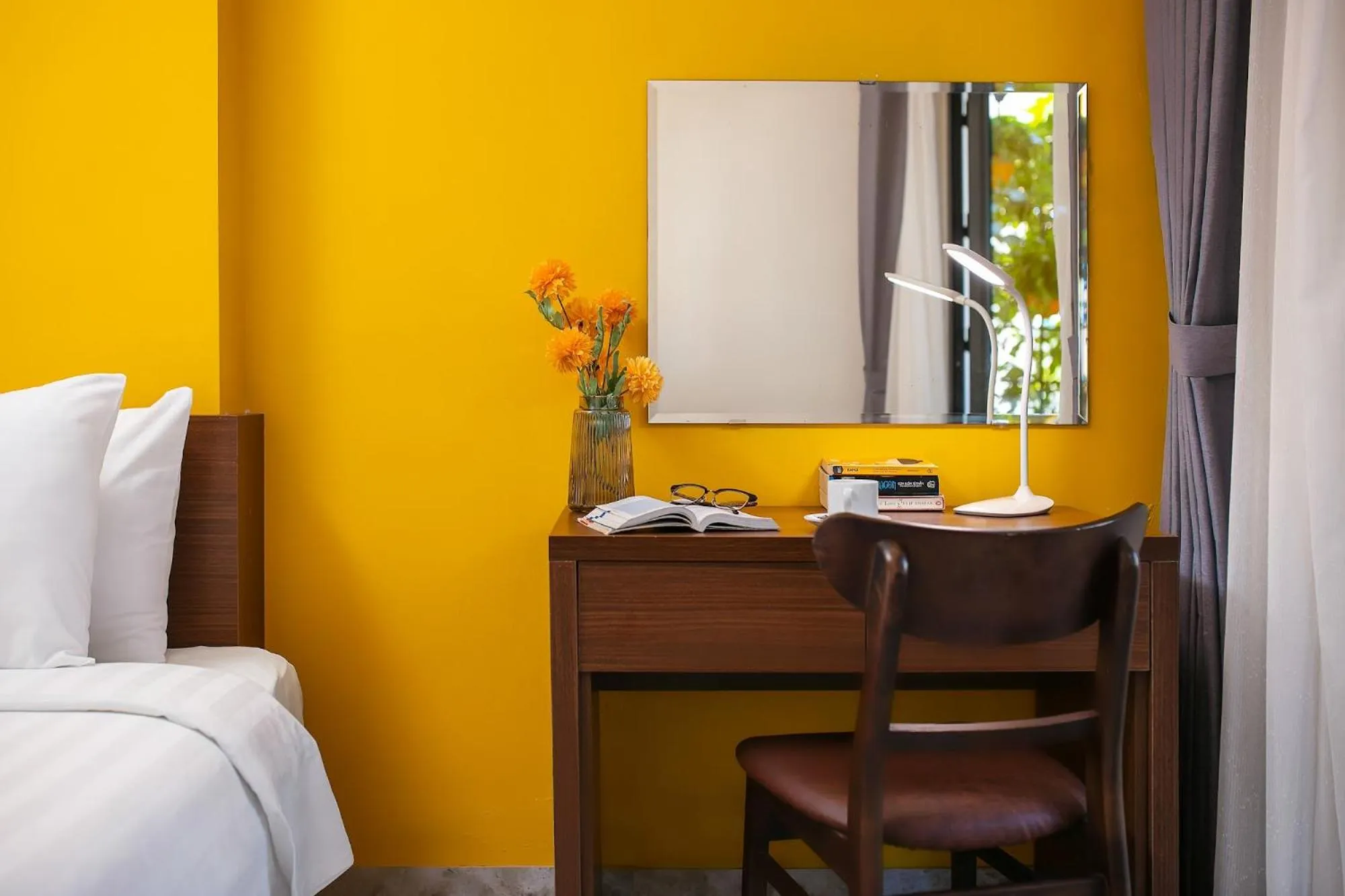 hair dresser, Bed in Hanoi La Cascada House & Travel