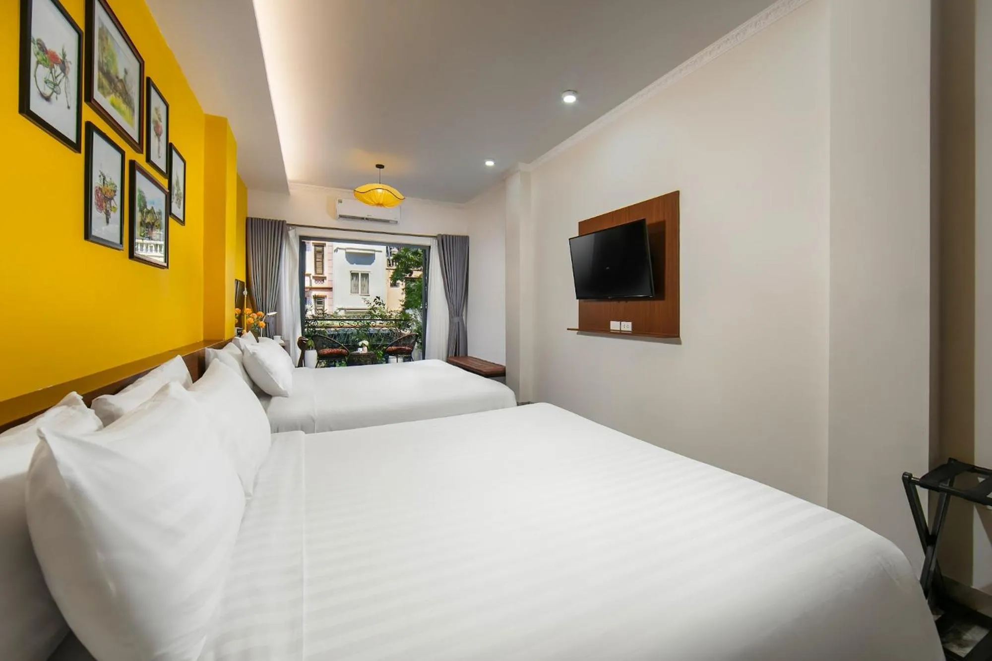 Photo of the whole room, Bed in Hanoi La Cascada House & Travel