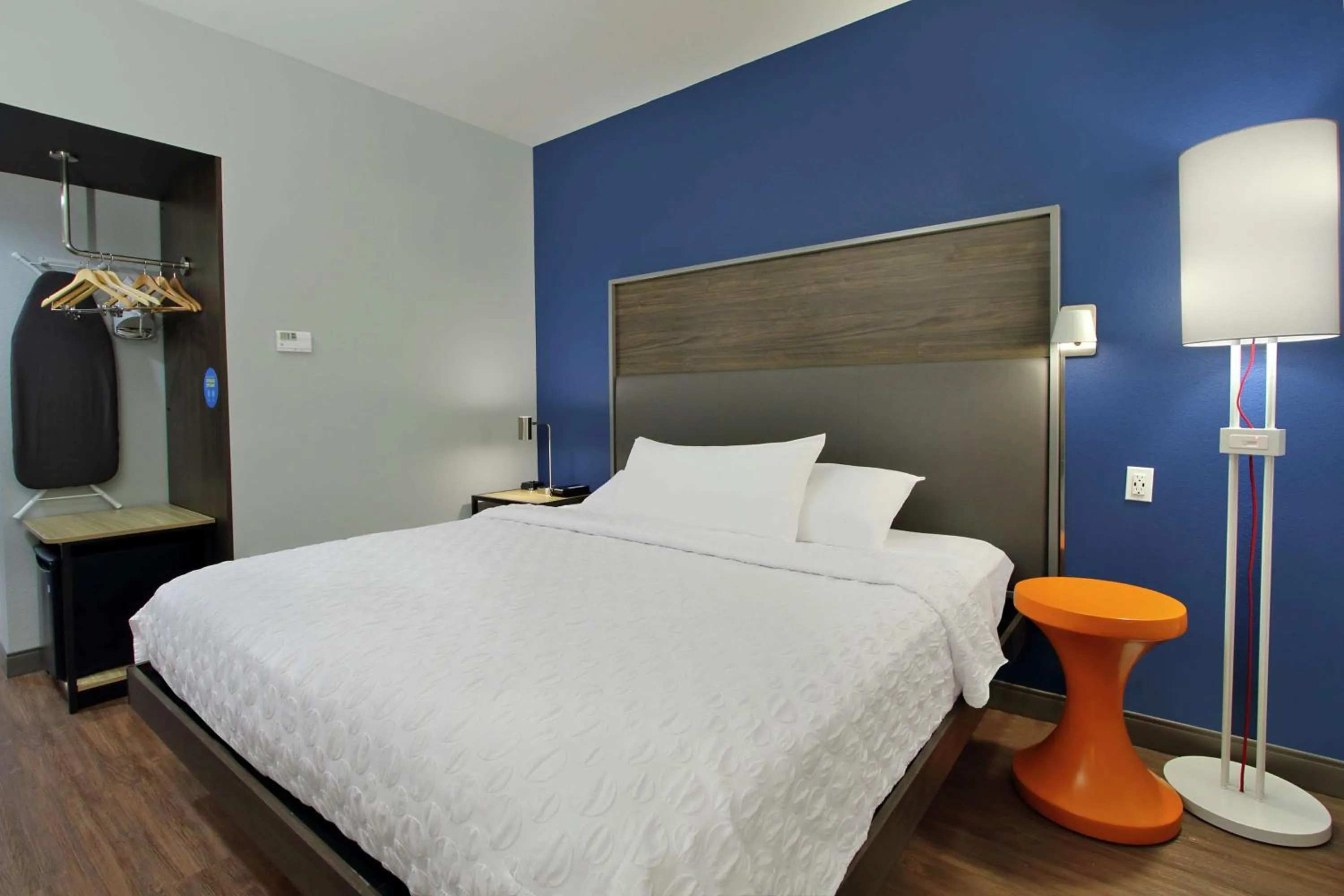 Bed in Tru By Hilton Mobile