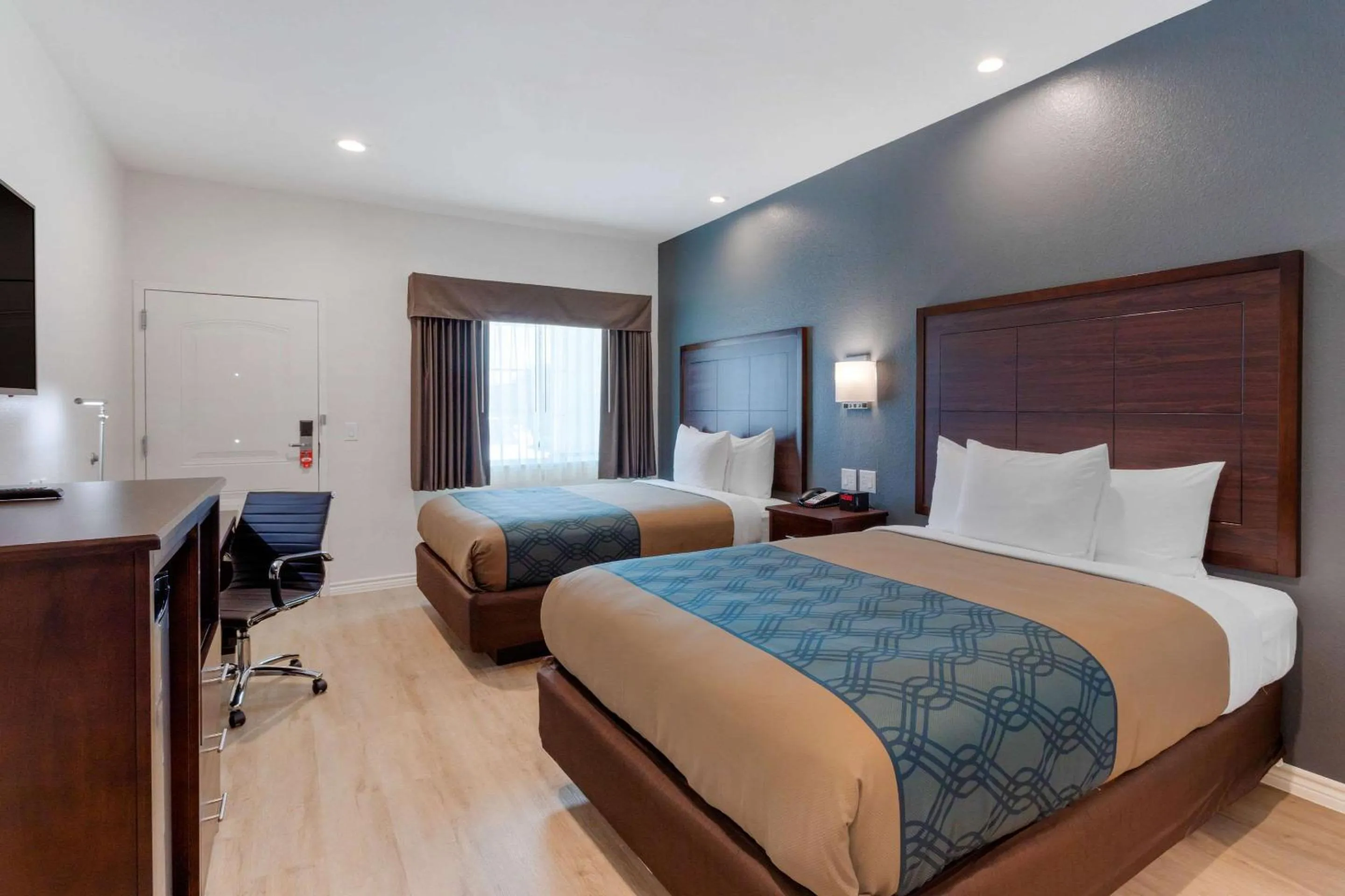 Photo of the whole room, Bed in Econo Lodge Houston Northwest - Cypress