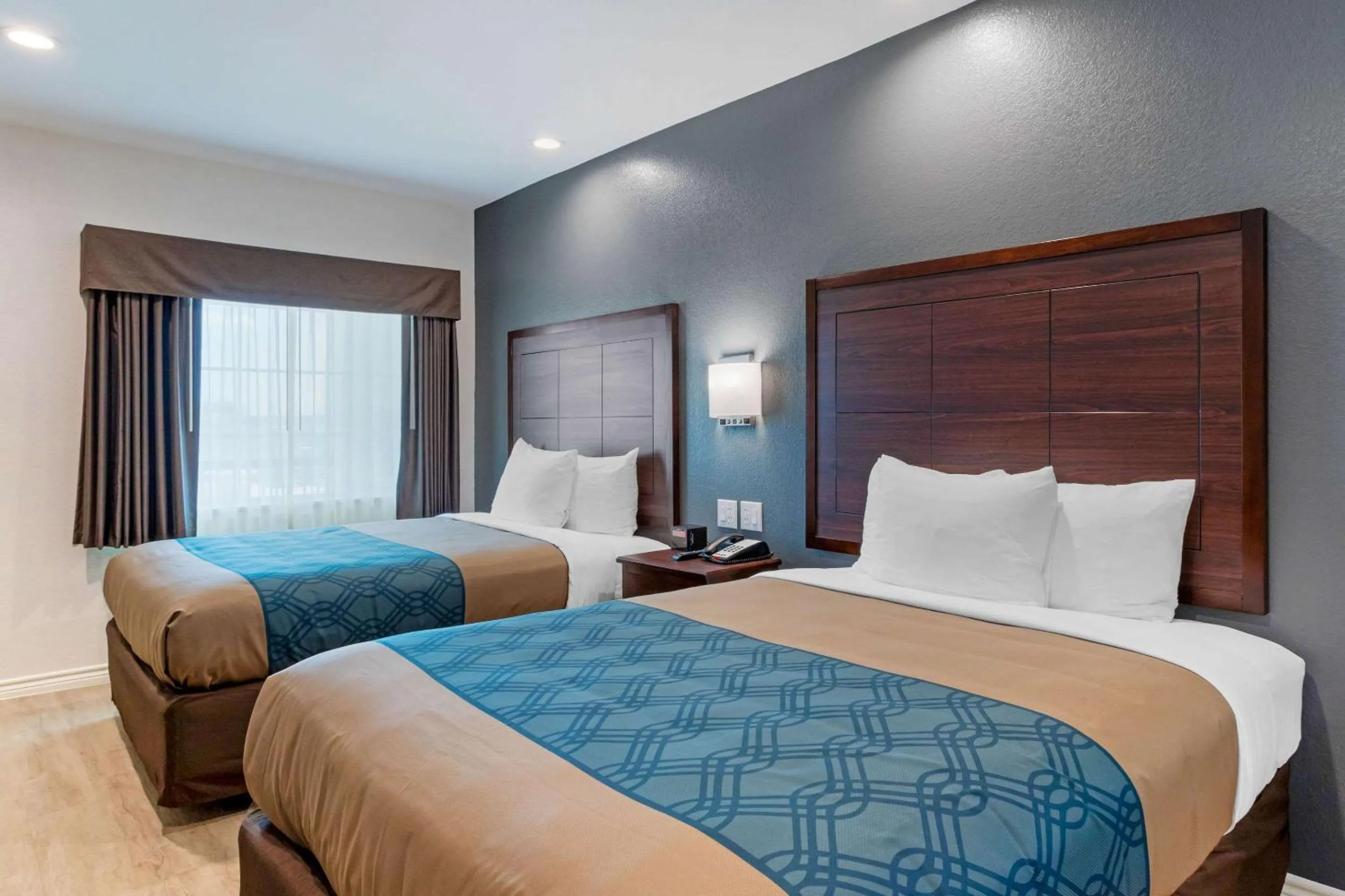 Bathroom, Bed in Econo Lodge Houston Northwest - Cypress