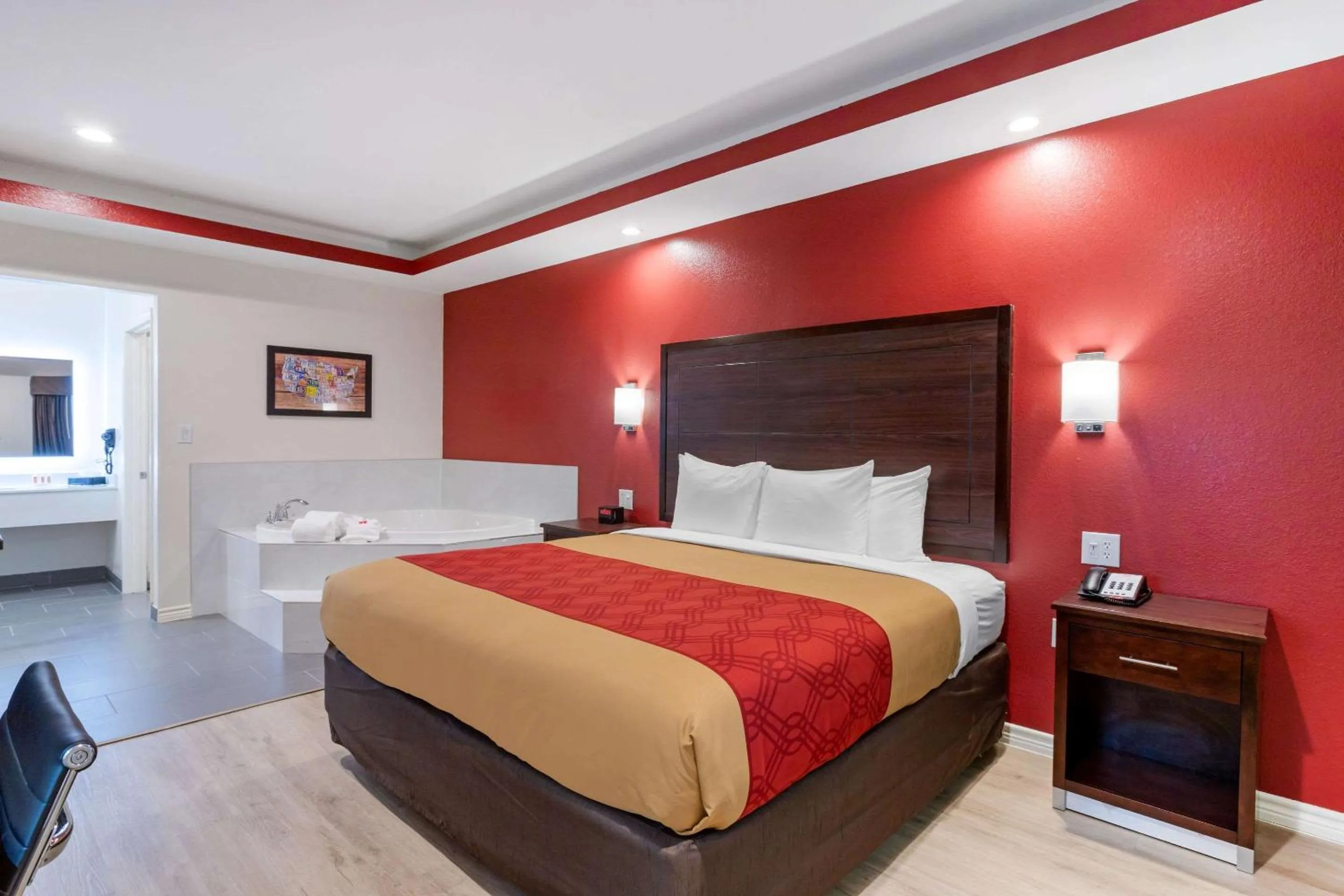 Photo of the whole room, Bed in Econo Lodge Houston Northwest - Cypress