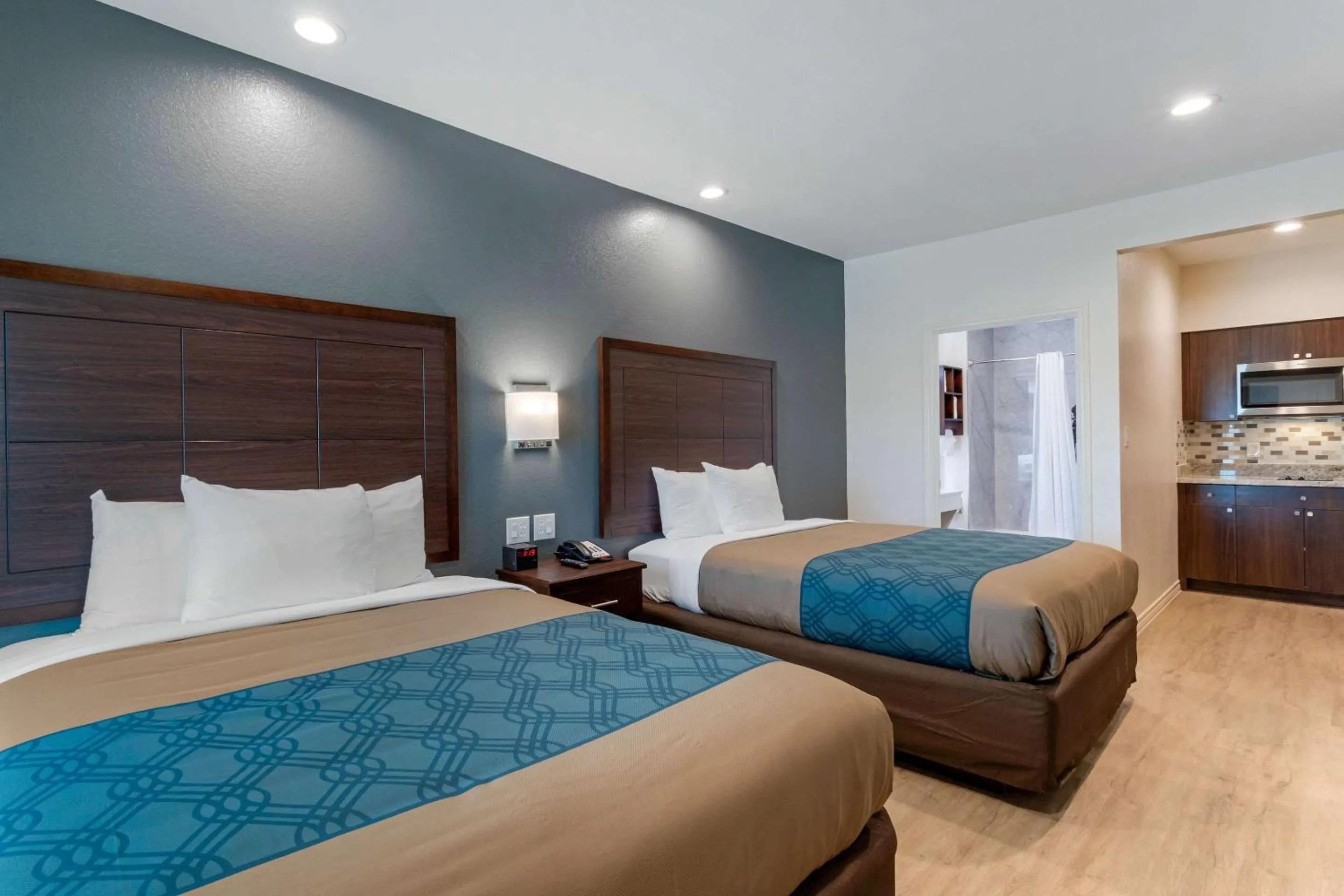 Photo of the whole room, Bed in Econo Lodge Houston Northwest - Cypress