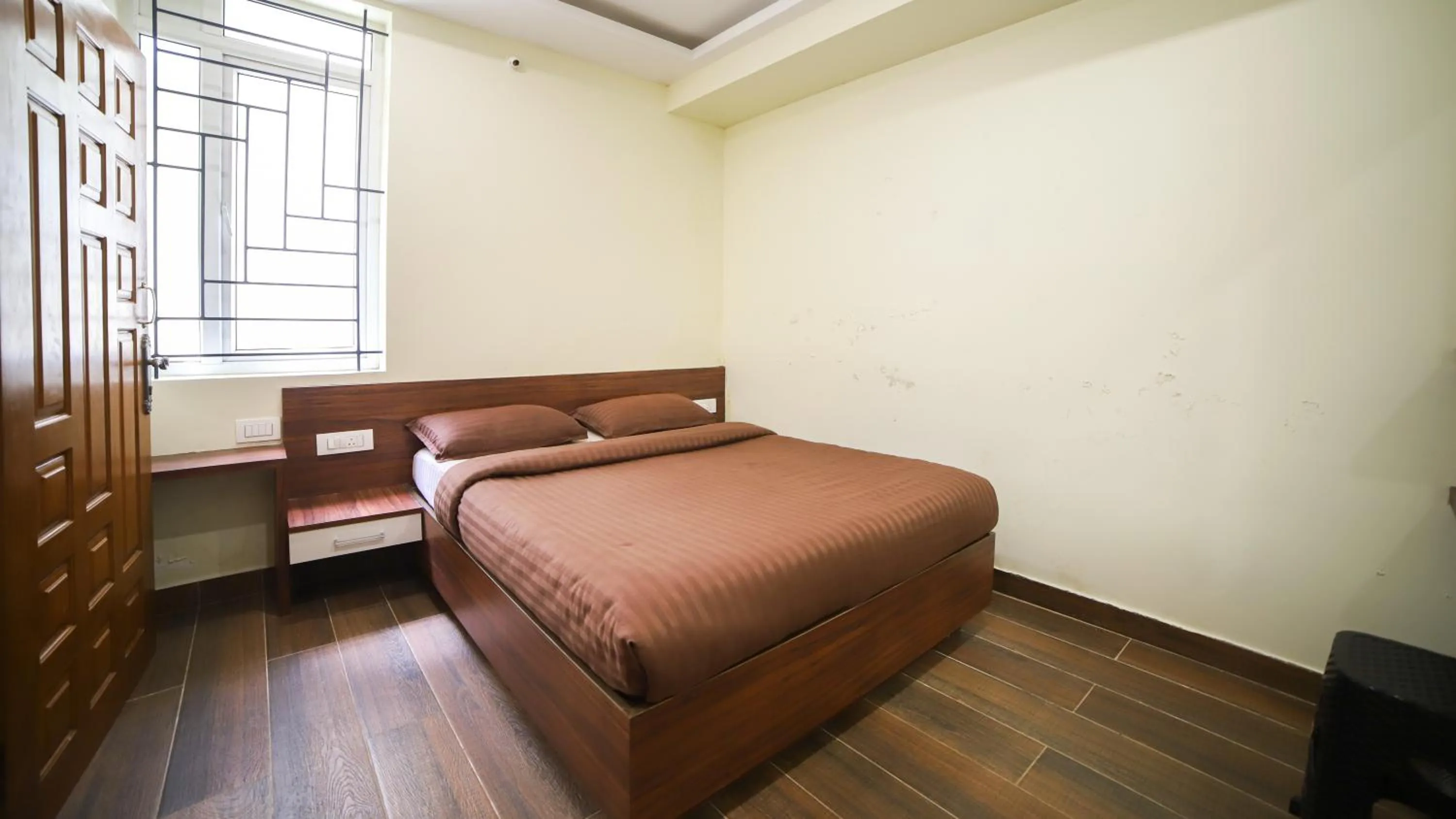 Photo of the whole room, Bed in Aira Residency Kothagiri by Lexstays