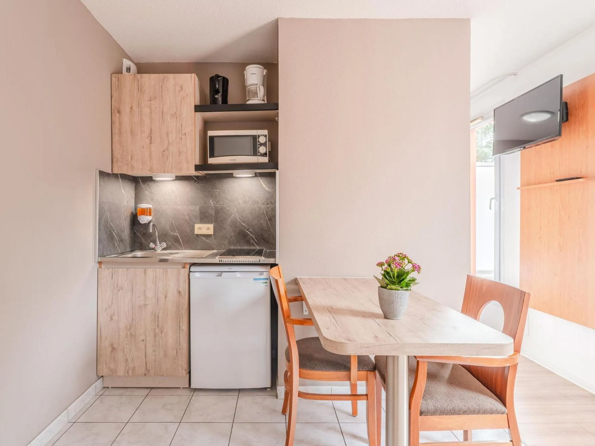 Kitchen or kitchenette in Séjours & Affaires Nantes La Beaujoire