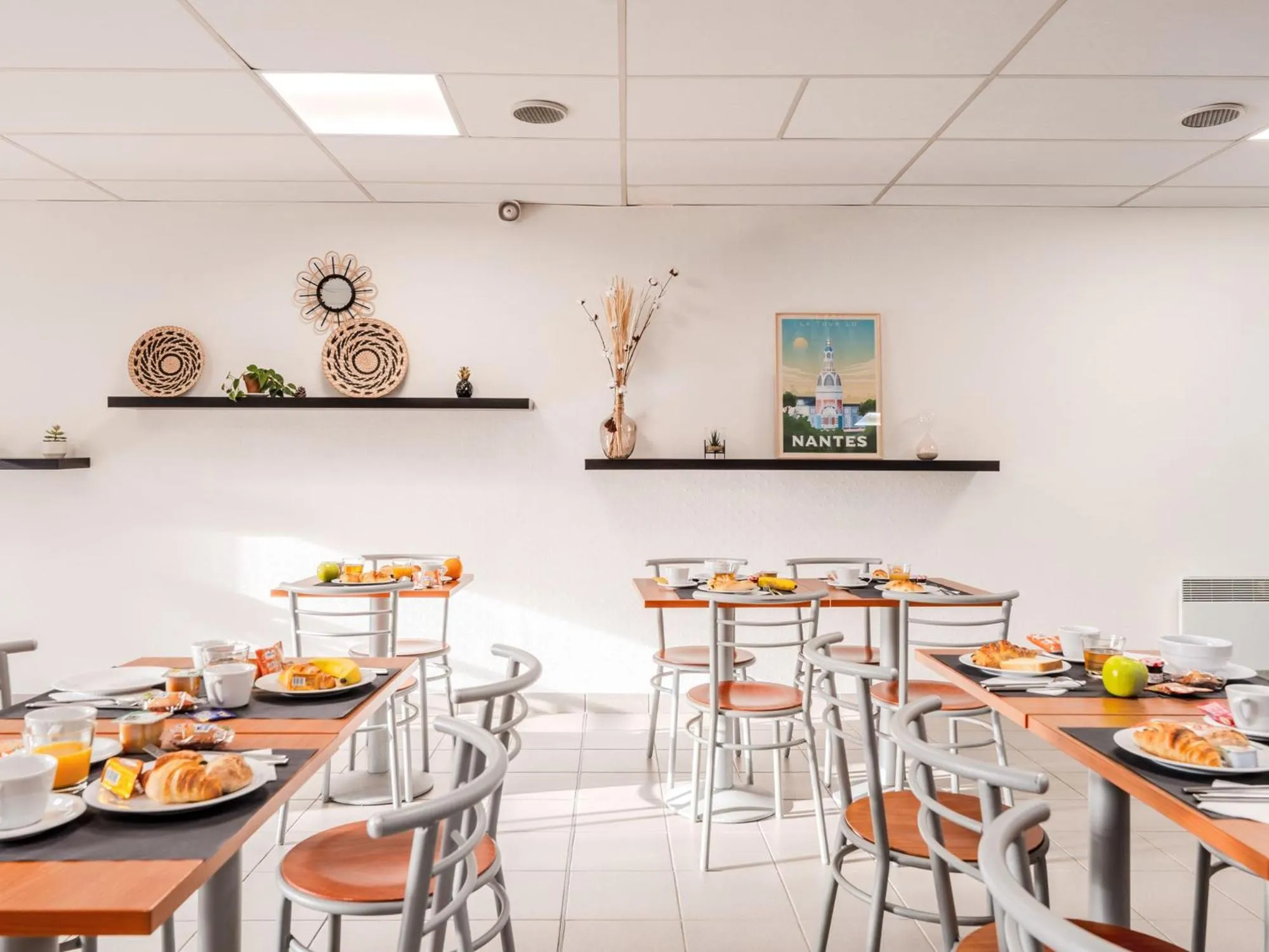 Breakfast in Séjours & Affaires Nantes La Beaujoire