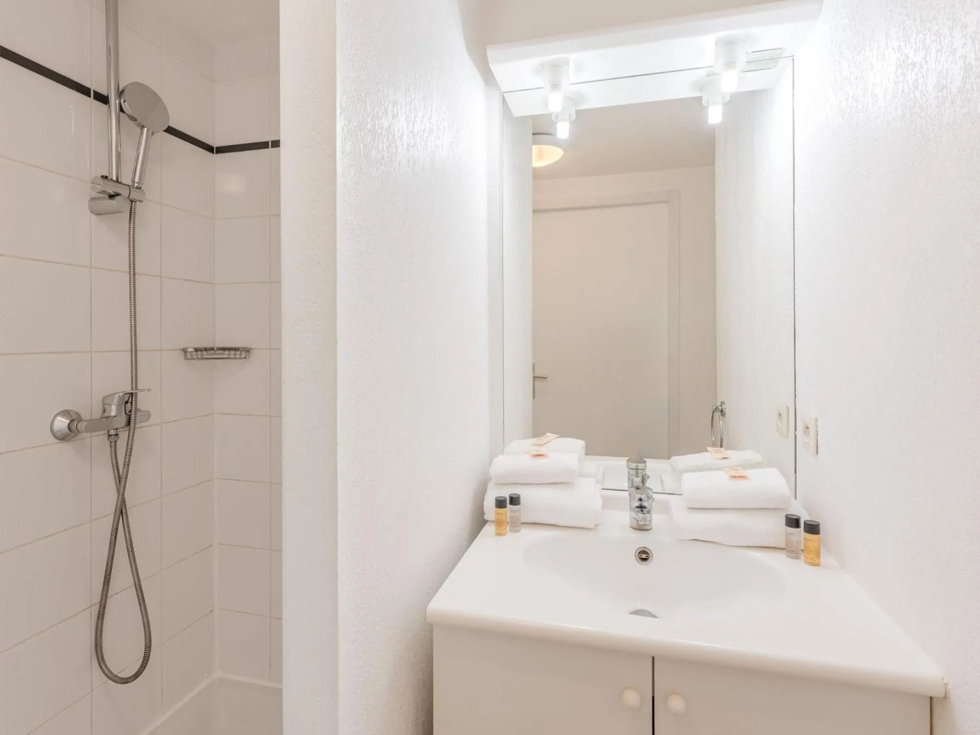 Bathroom in Séjours & Affaires Nantes La Beaujoire