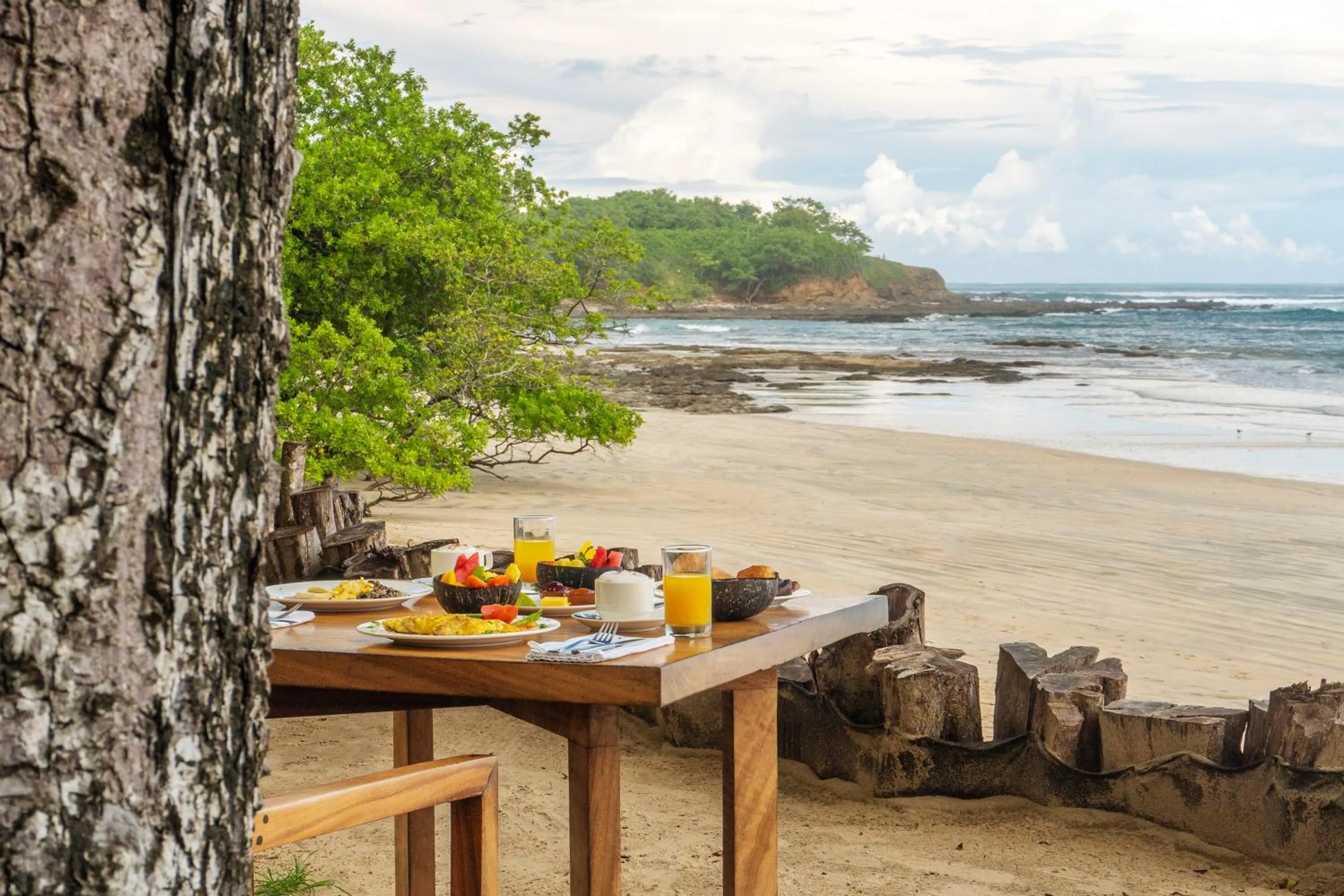 Restaurant/places to eat in Capitán Suizo Beachfront Boutique Hotel