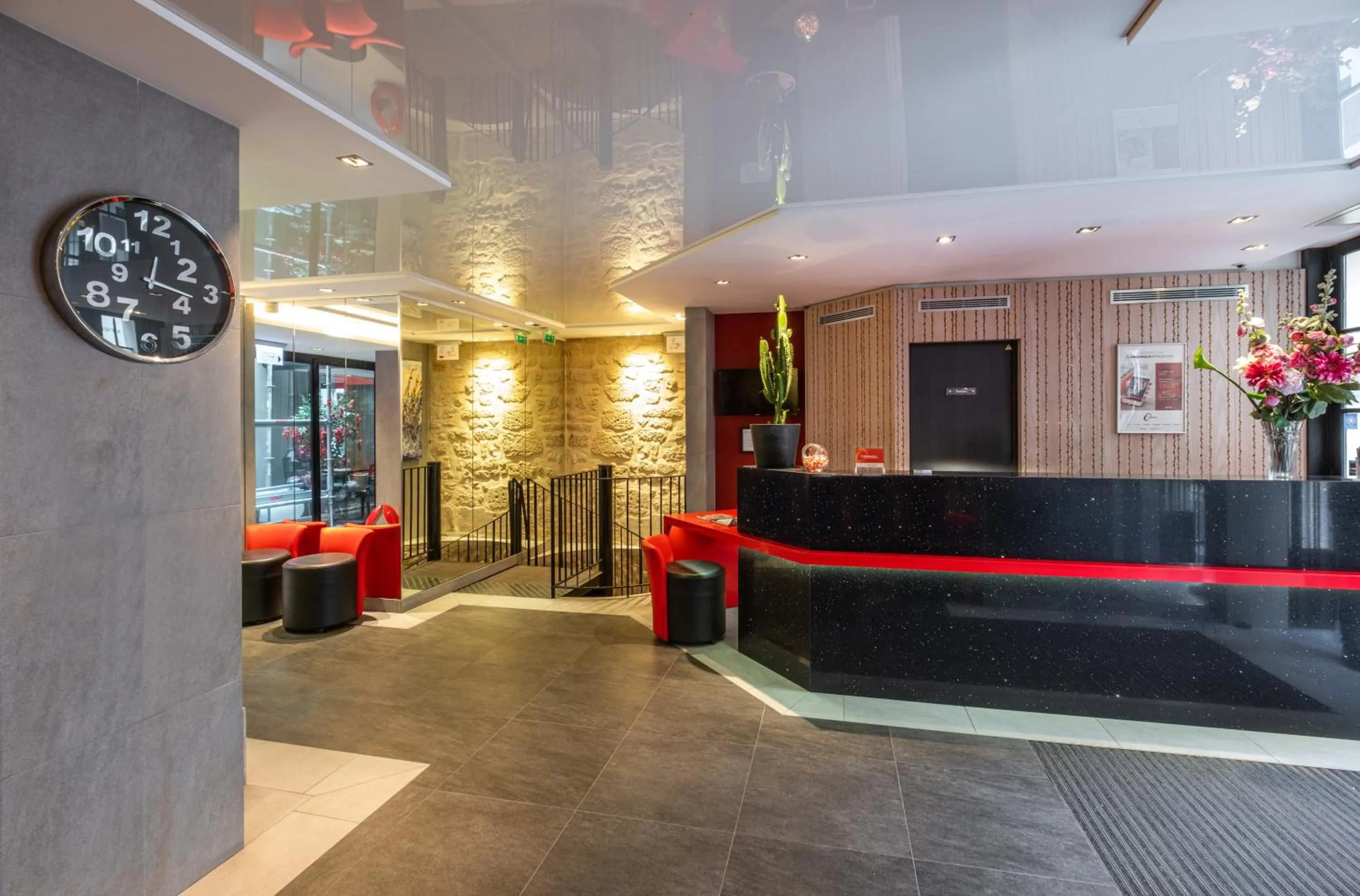 Lobby or reception in Hôtel Du Vieux Saule