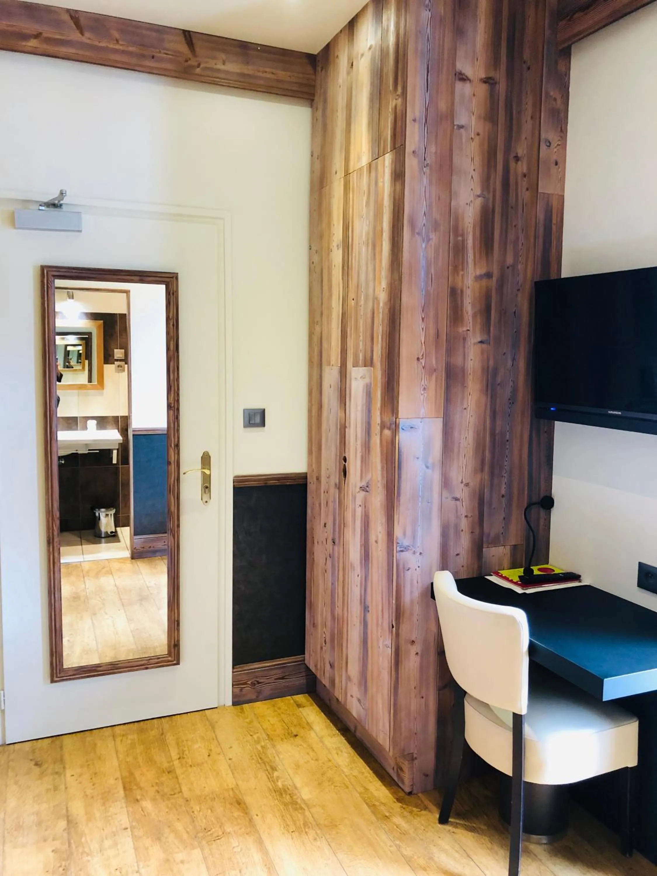 Bedroom in Logis Hotel Des Bains