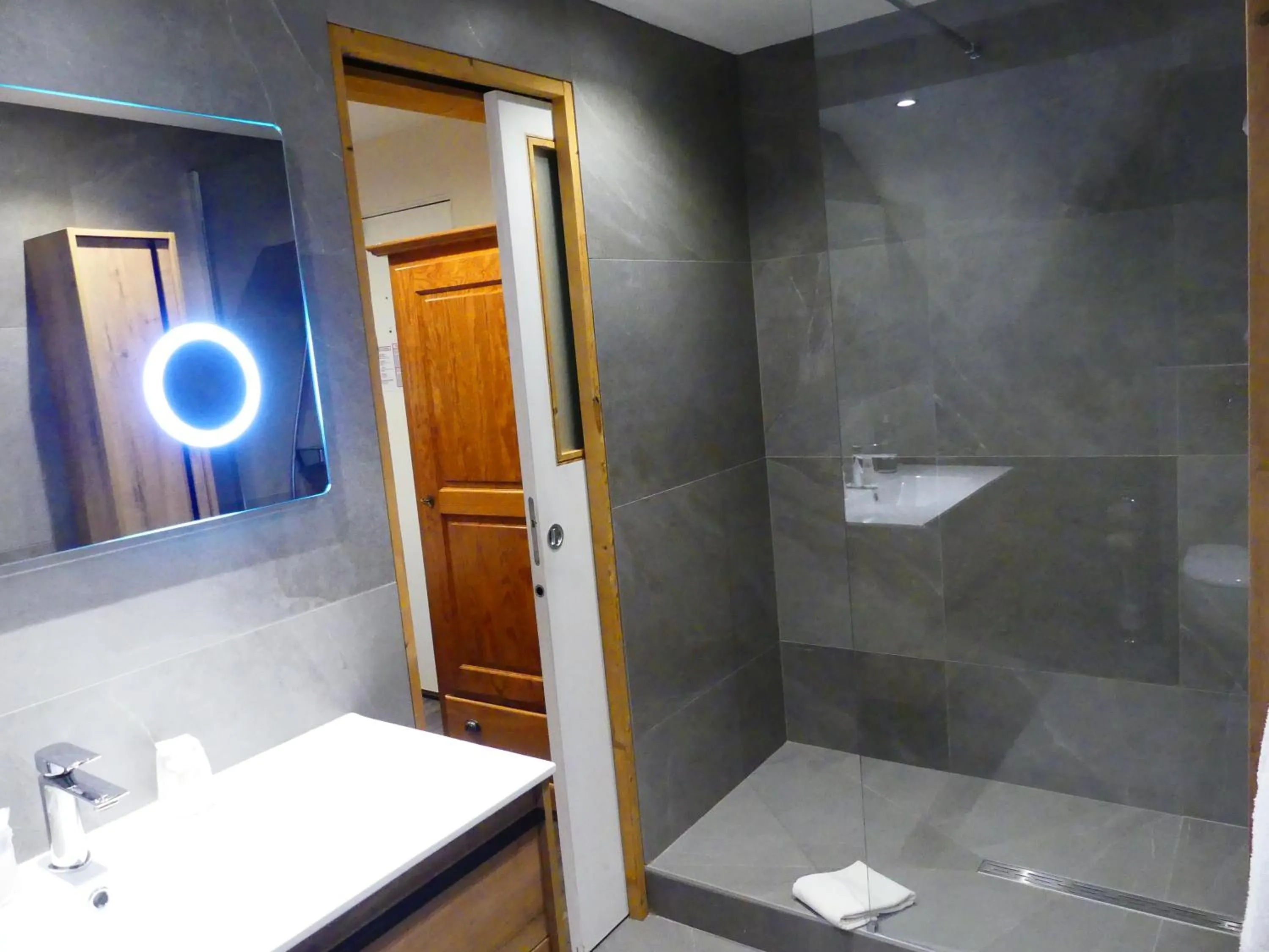 Shower in Logis Hotel Des Bains