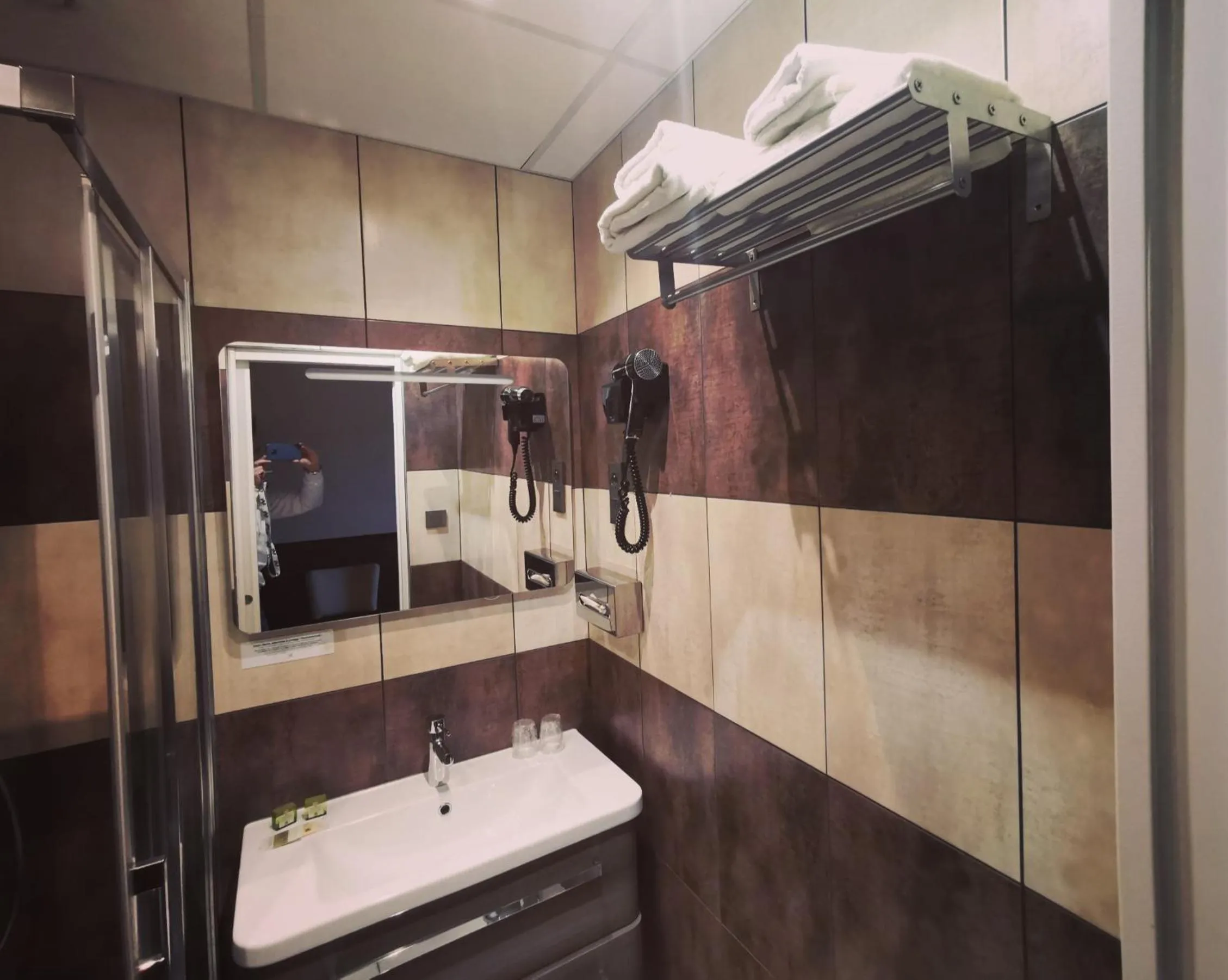 Shower in Logis Hotel Des Bains