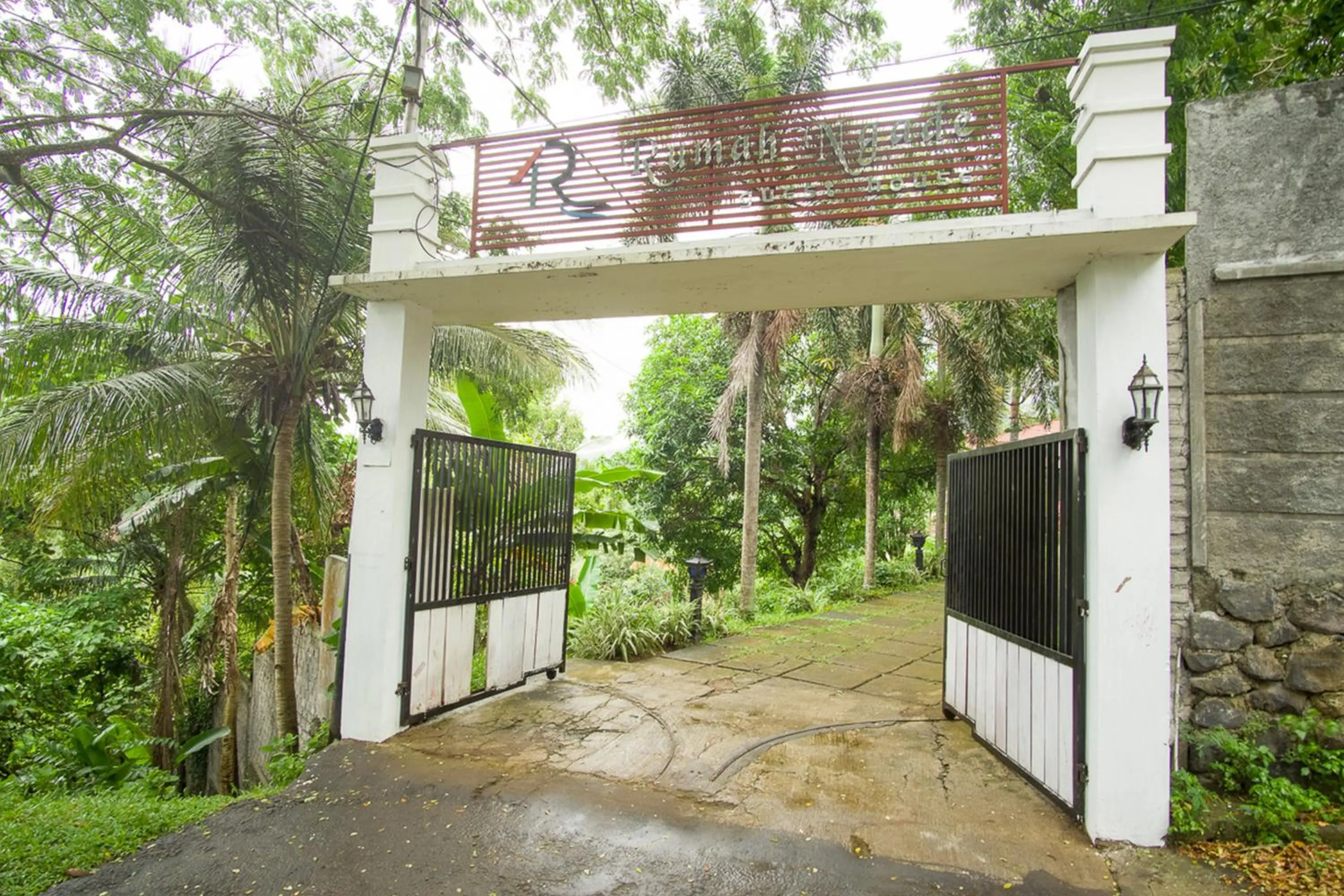 Facade/entrance in RedDoorz Syariah near Ngade Lake Ternate