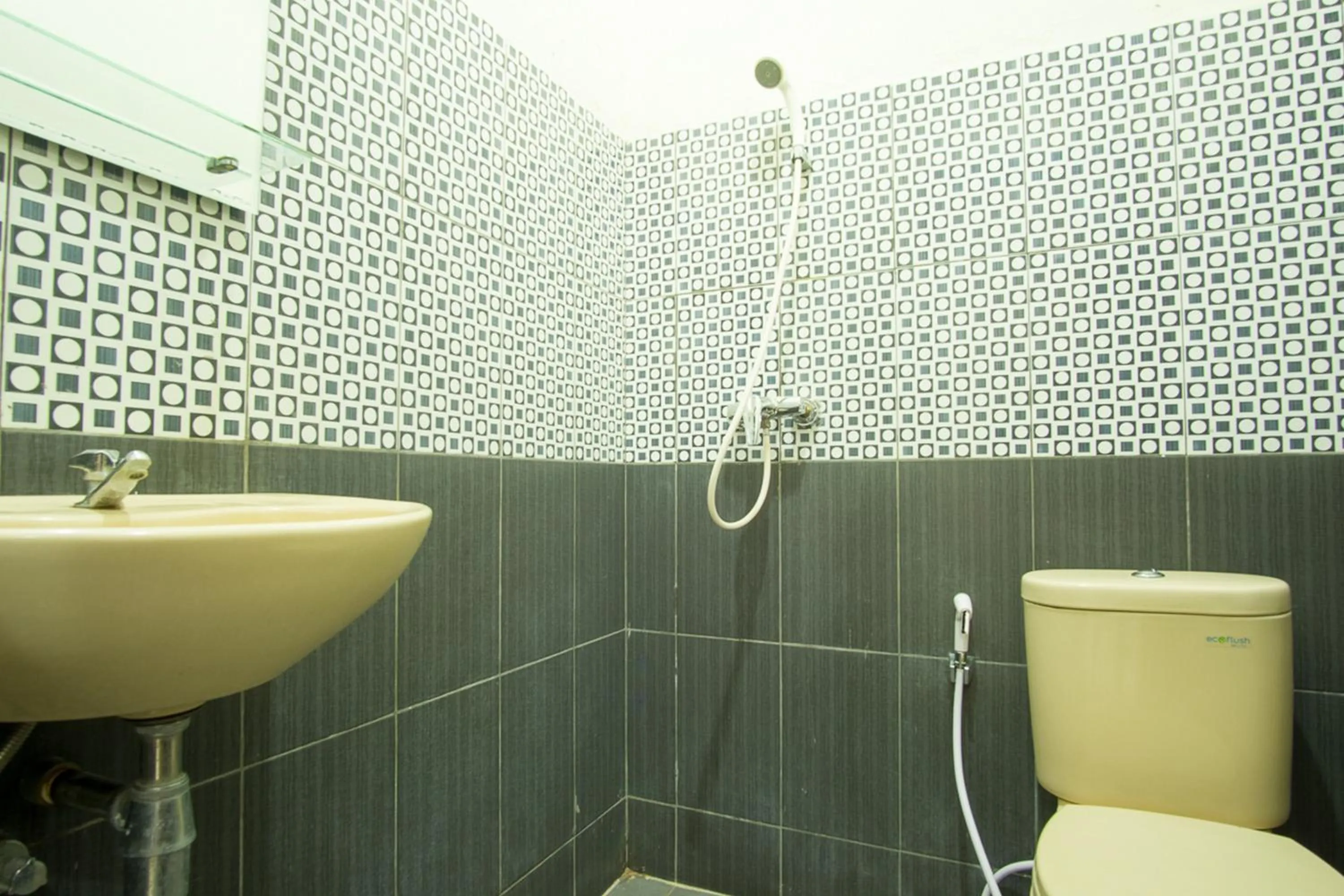 Bathroom in RedDoorz Syariah near Ngade Lake Ternate