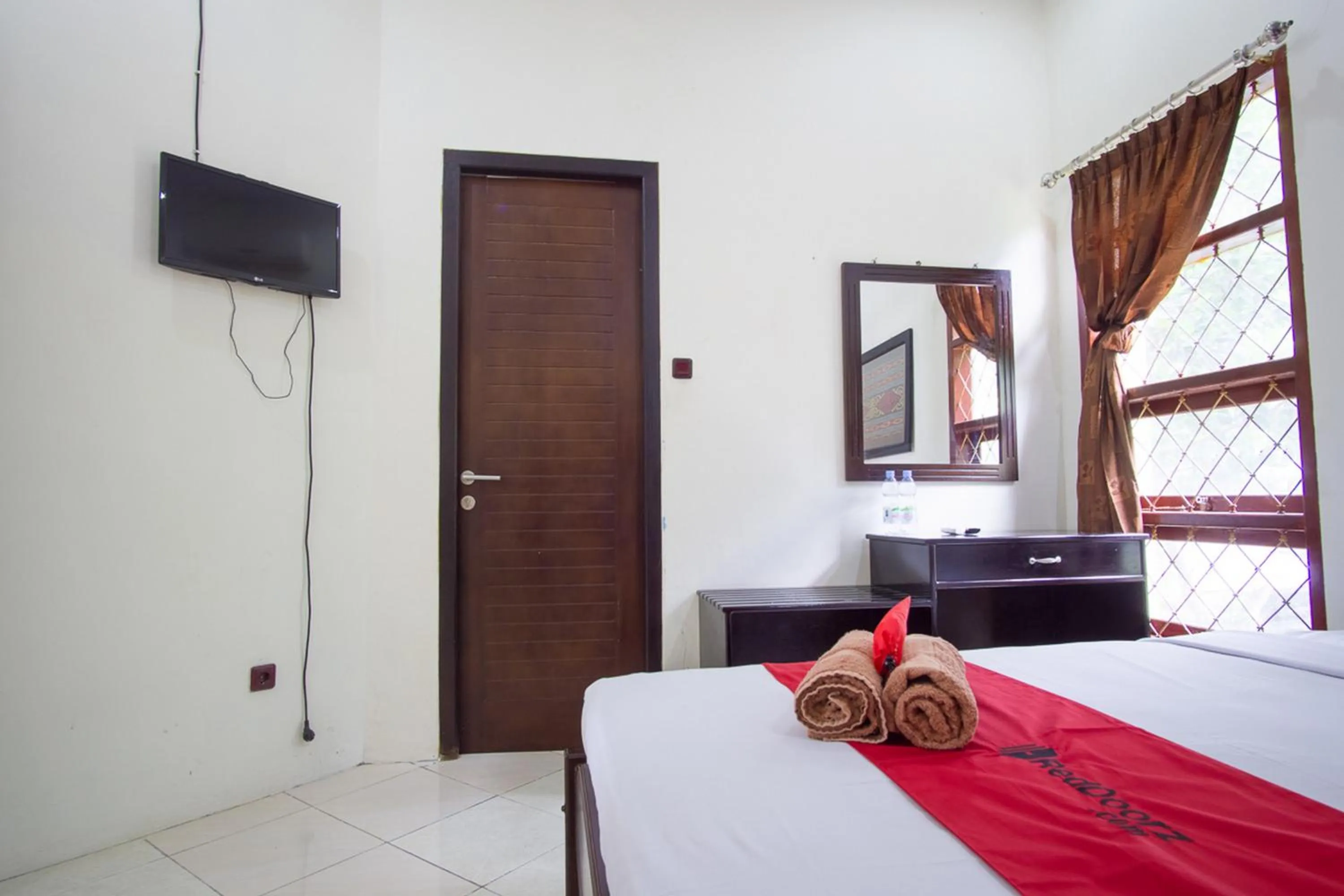 Bedroom, Bed in RedDoorz Syariah near Ngade Lake Ternate