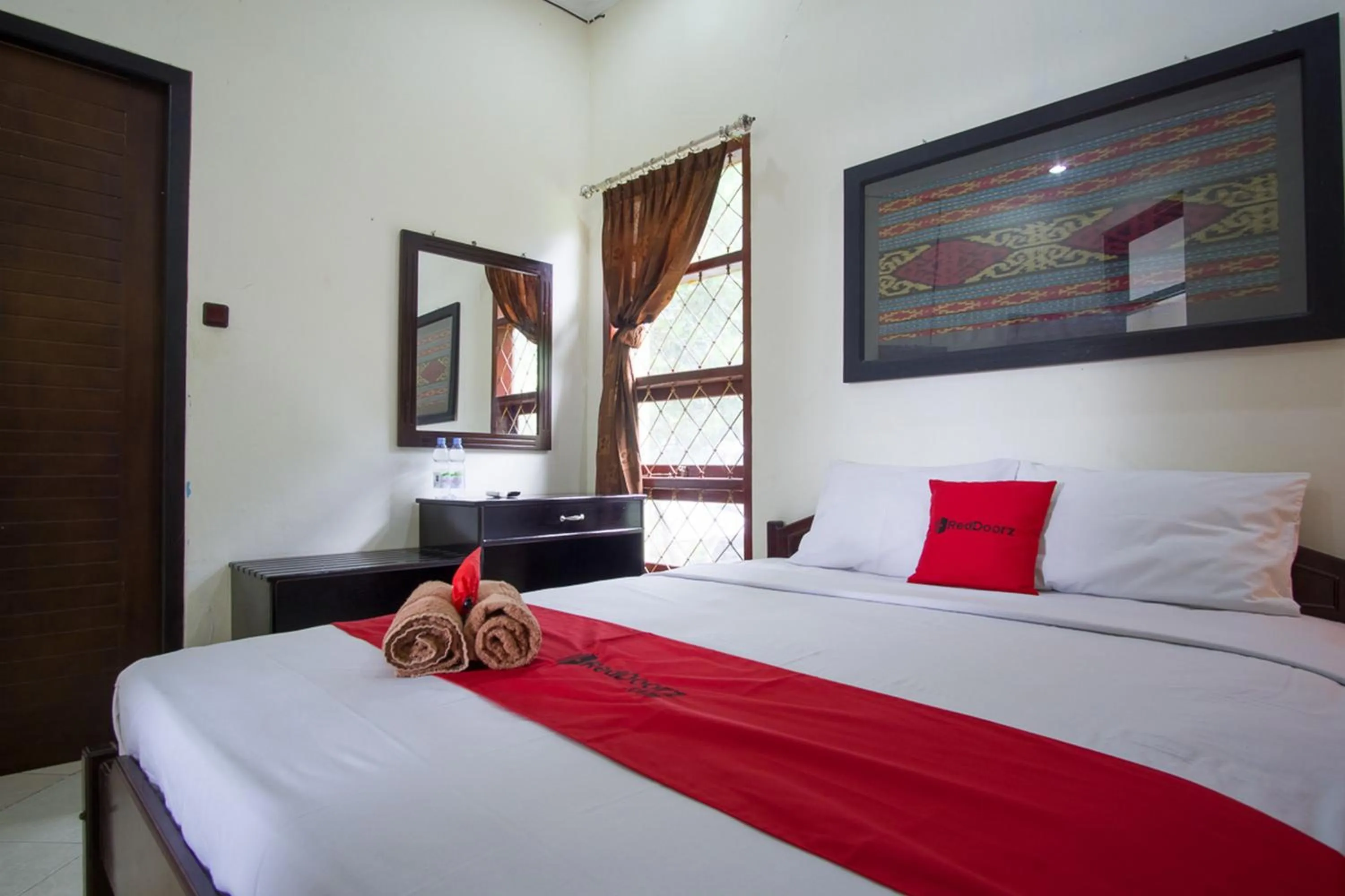 Bedroom, Bed in RedDoorz Syariah near Ngade Lake Ternate