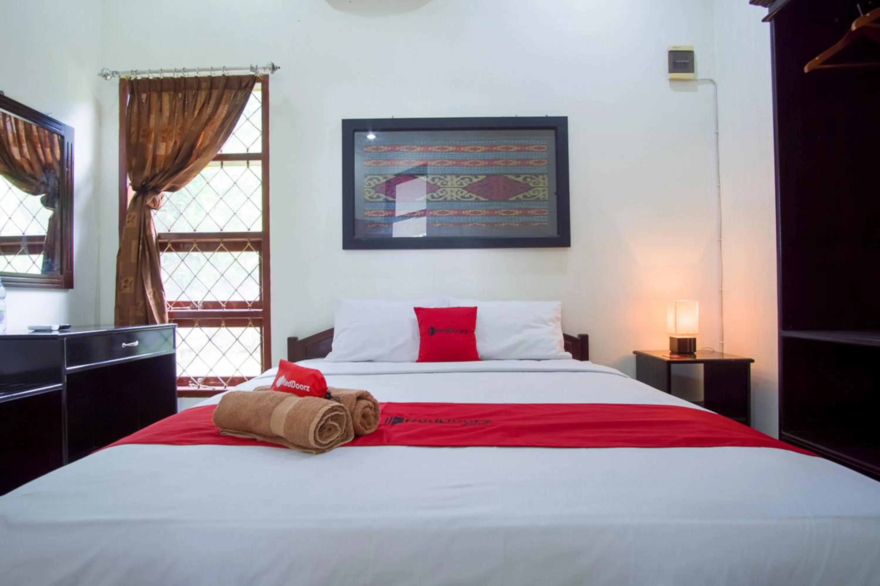 Bedroom, Bed in RedDoorz Syariah near Ngade Lake Ternate