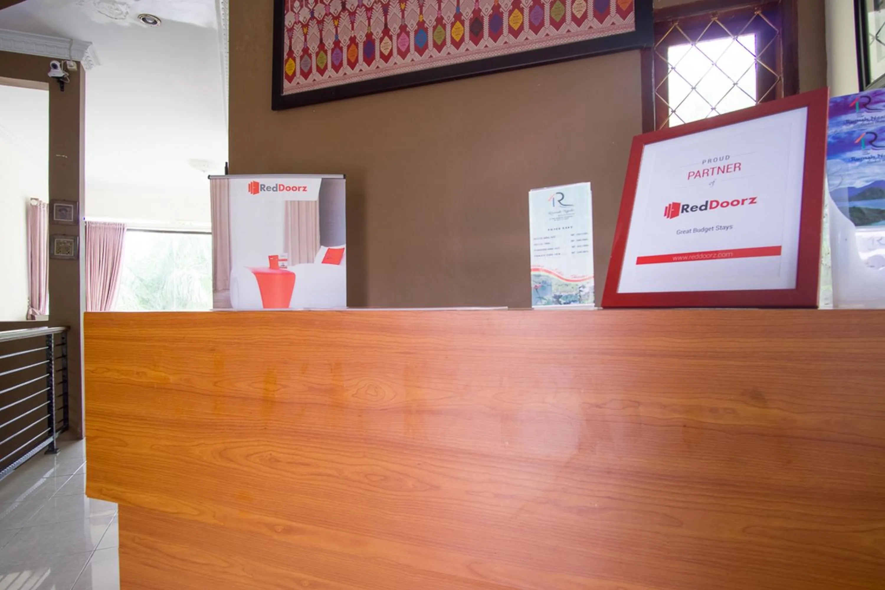 Lobby or reception in RedDoorz Syariah near Ngade Lake Ternate