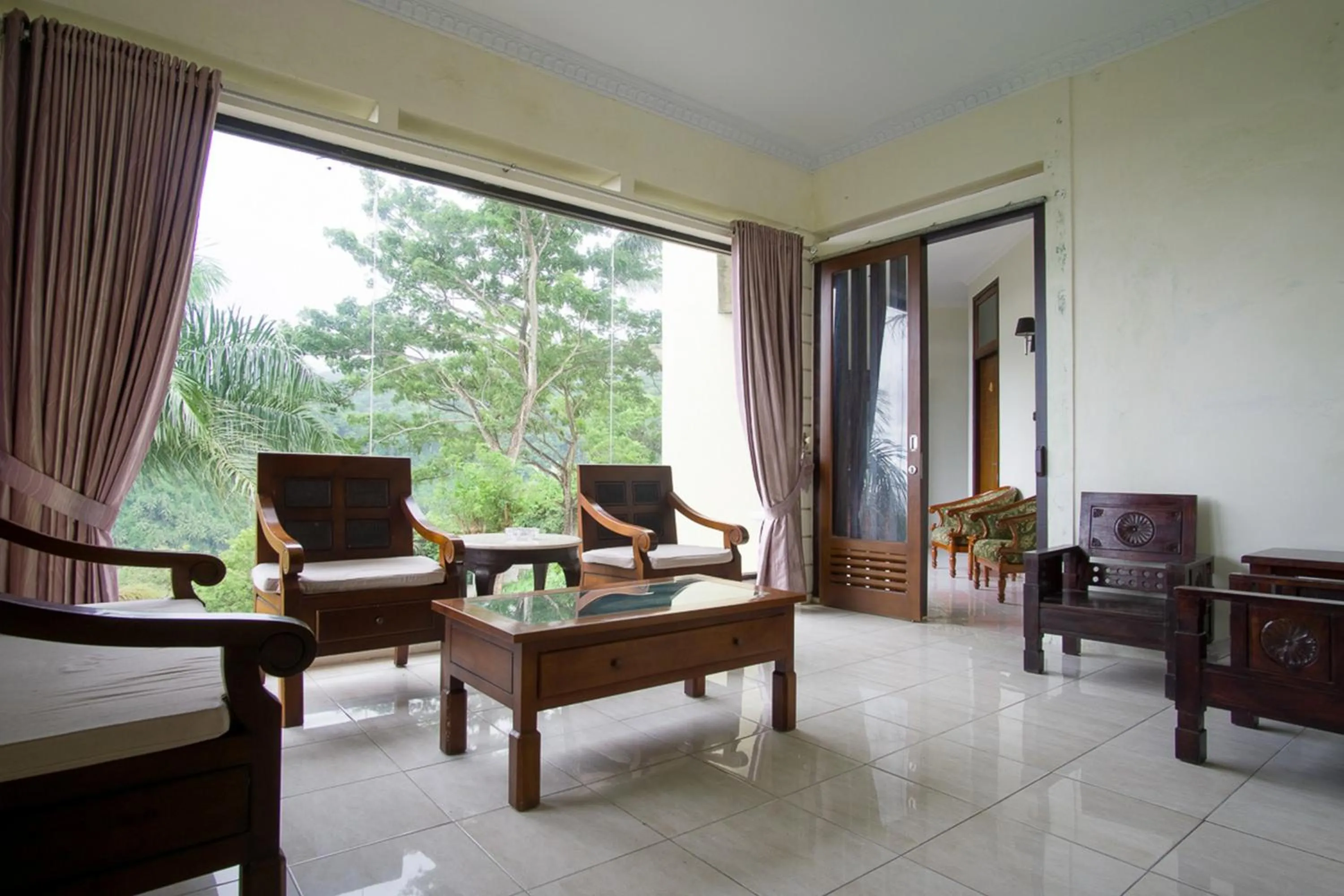 Lobby or reception in RedDoorz Syariah near Ngade Lake Ternate