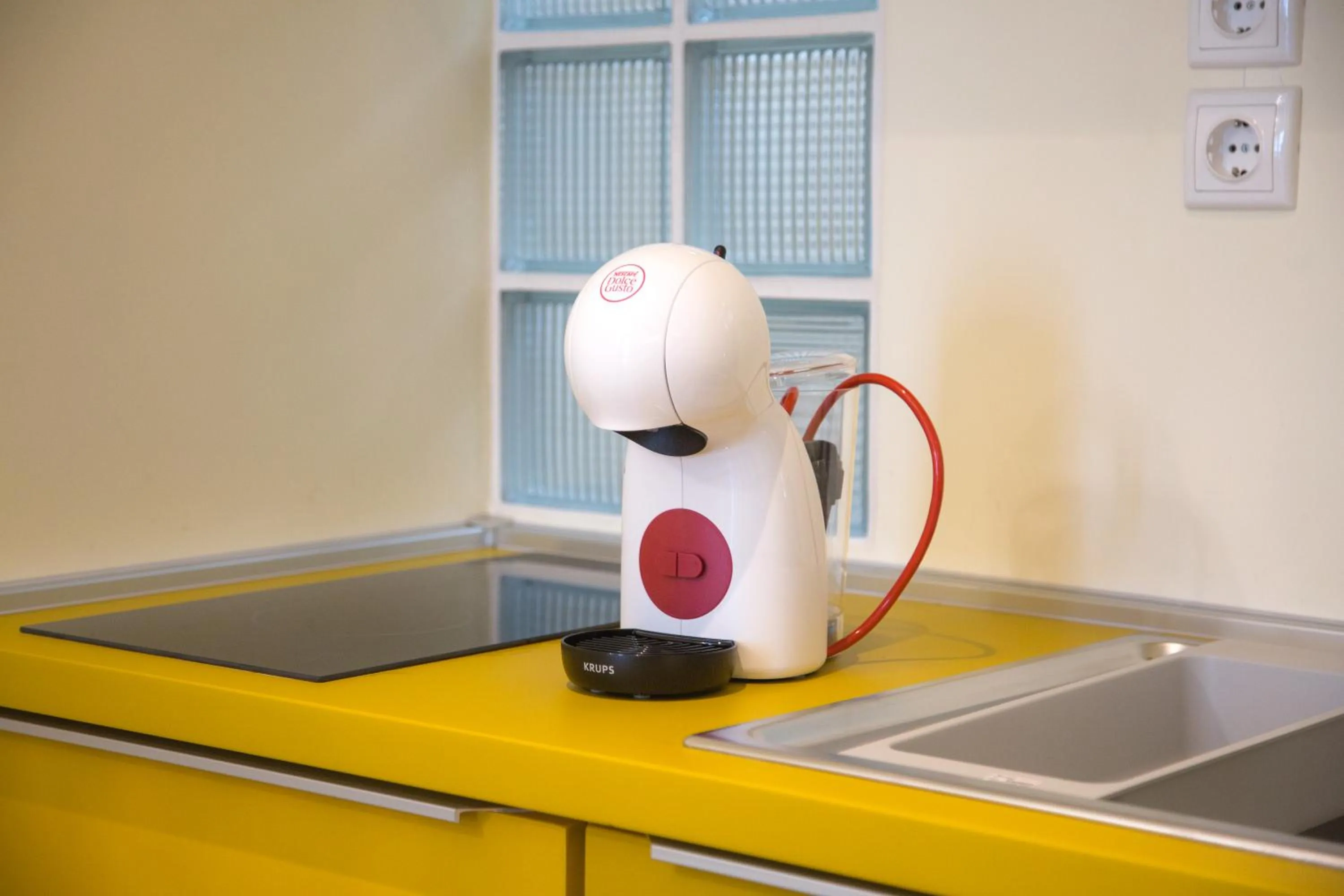 Coffee/tea facilities in SUITES@SYNGROU-FIX