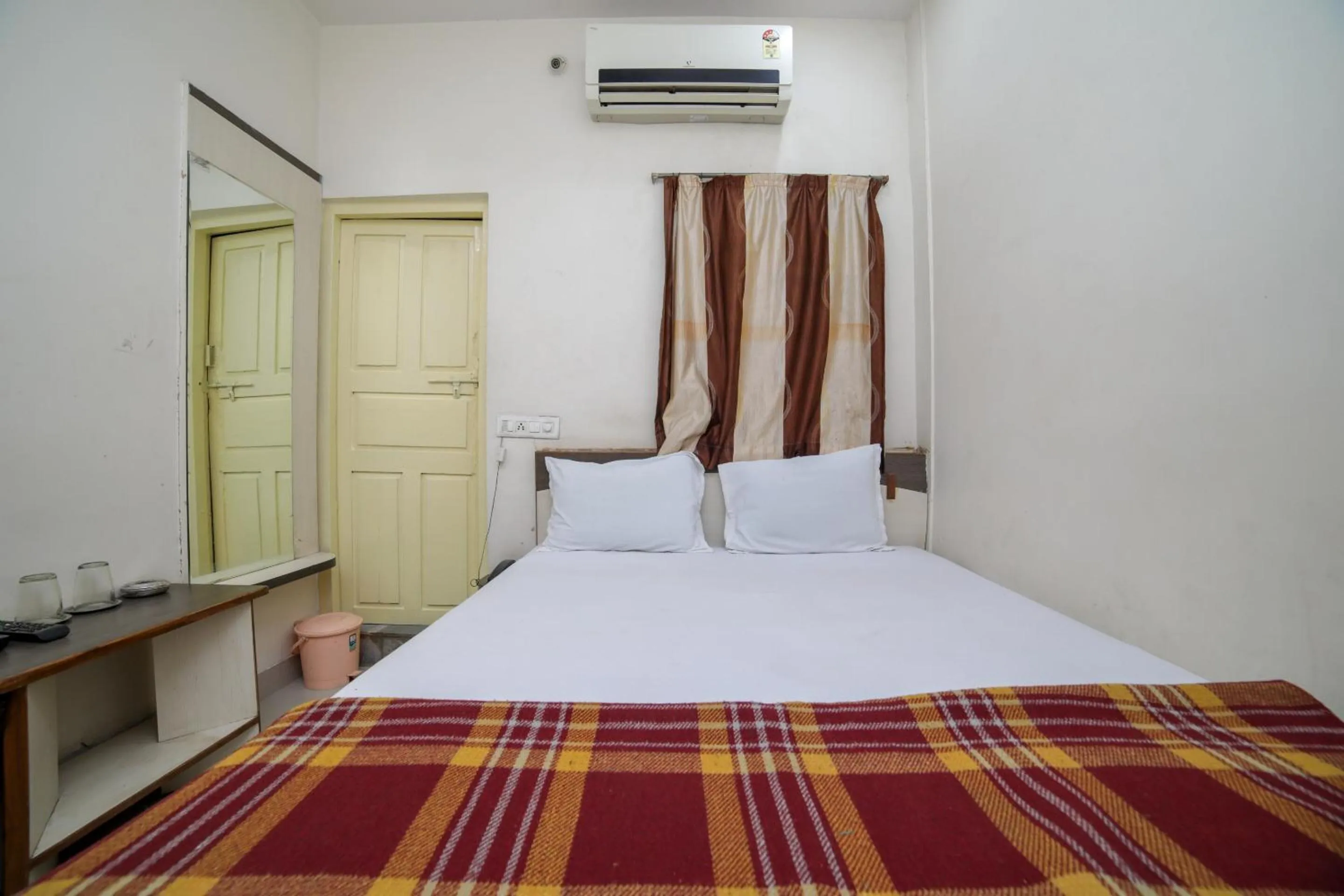 Bedroom, Bed in SPOT ON Shraddha Hotel