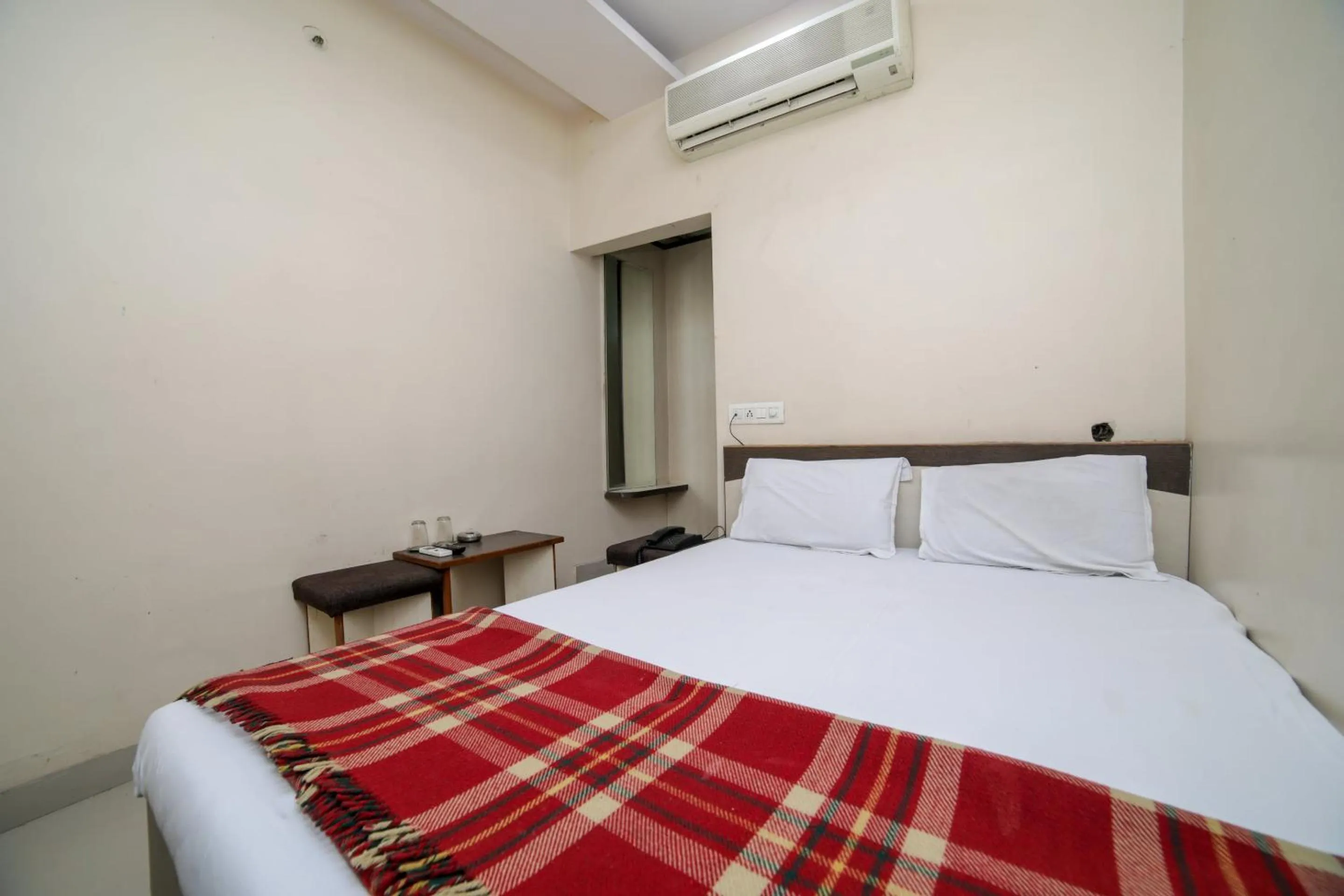 Bedroom, Bed in SPOT ON Shraddha Hotel