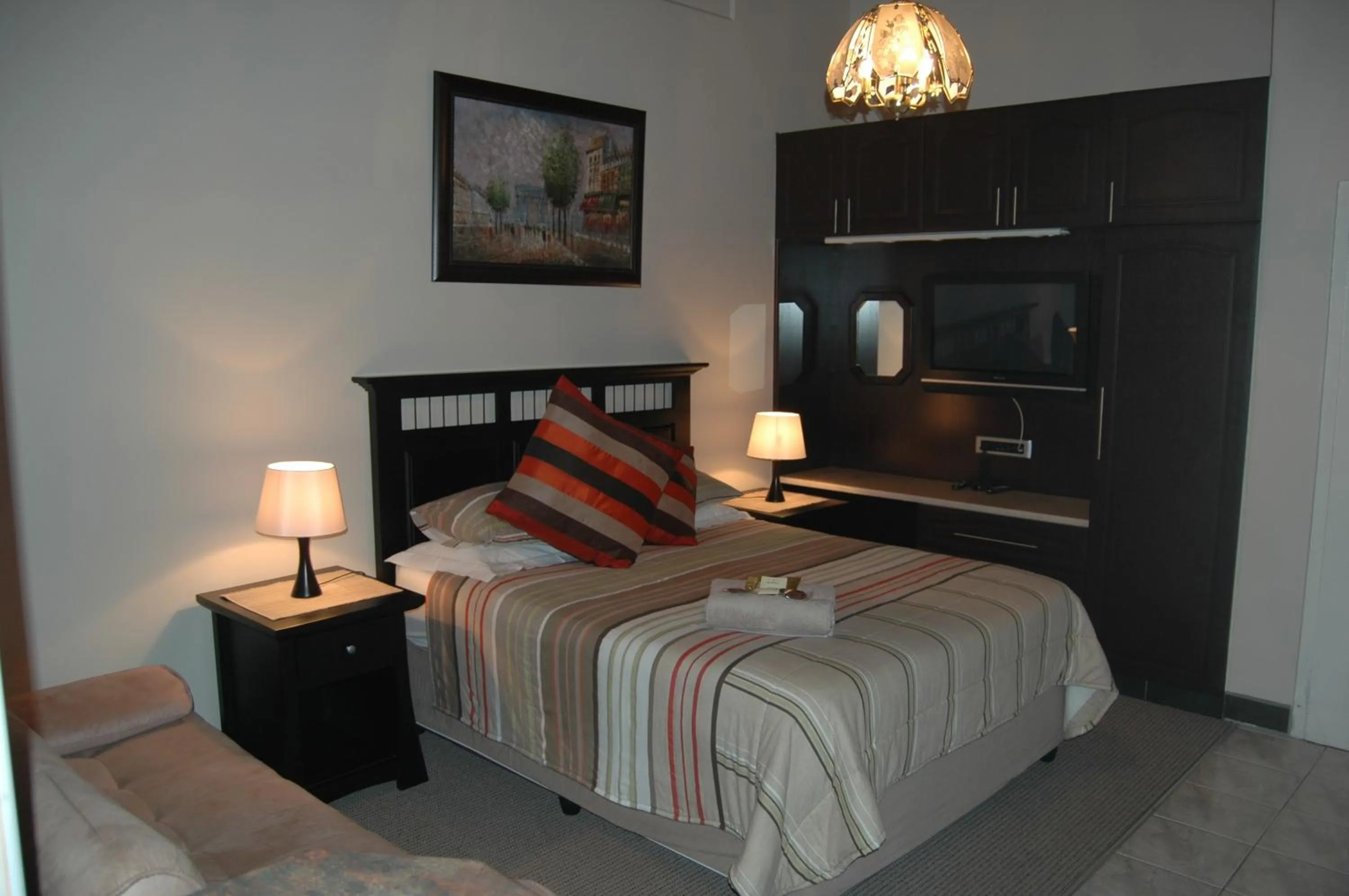 Photo of the whole room, Bed in Bon A Vie Self-catering and b&b Gonubie Full Solar Power, no load shedding!